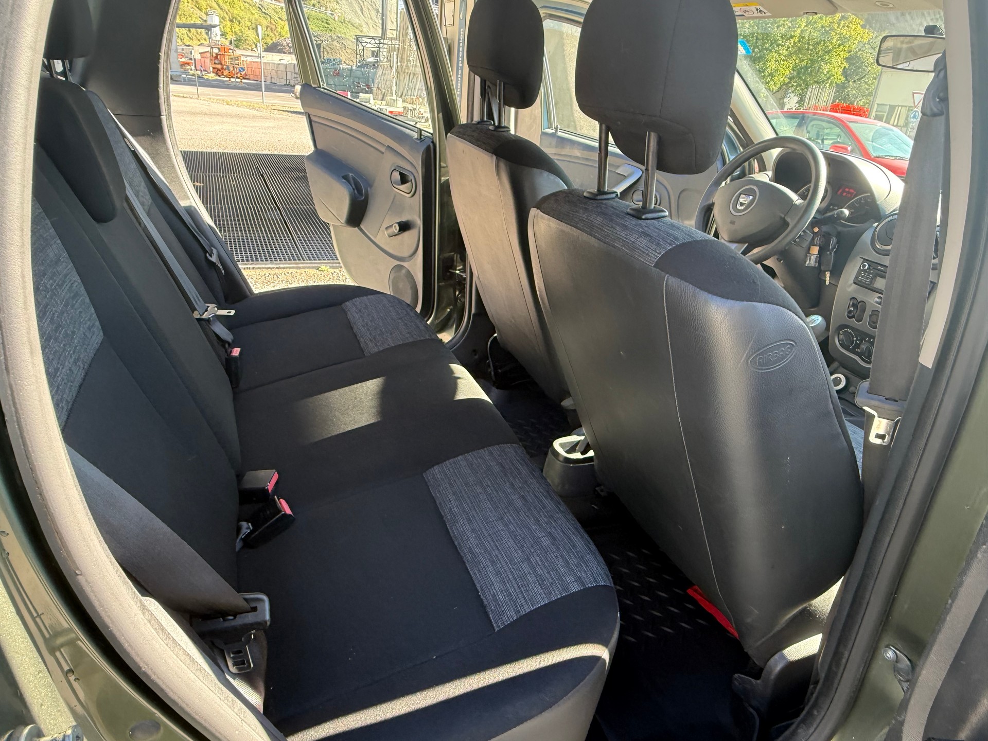 DACIA Duster 1.6 Lauréate 4x4-image-5