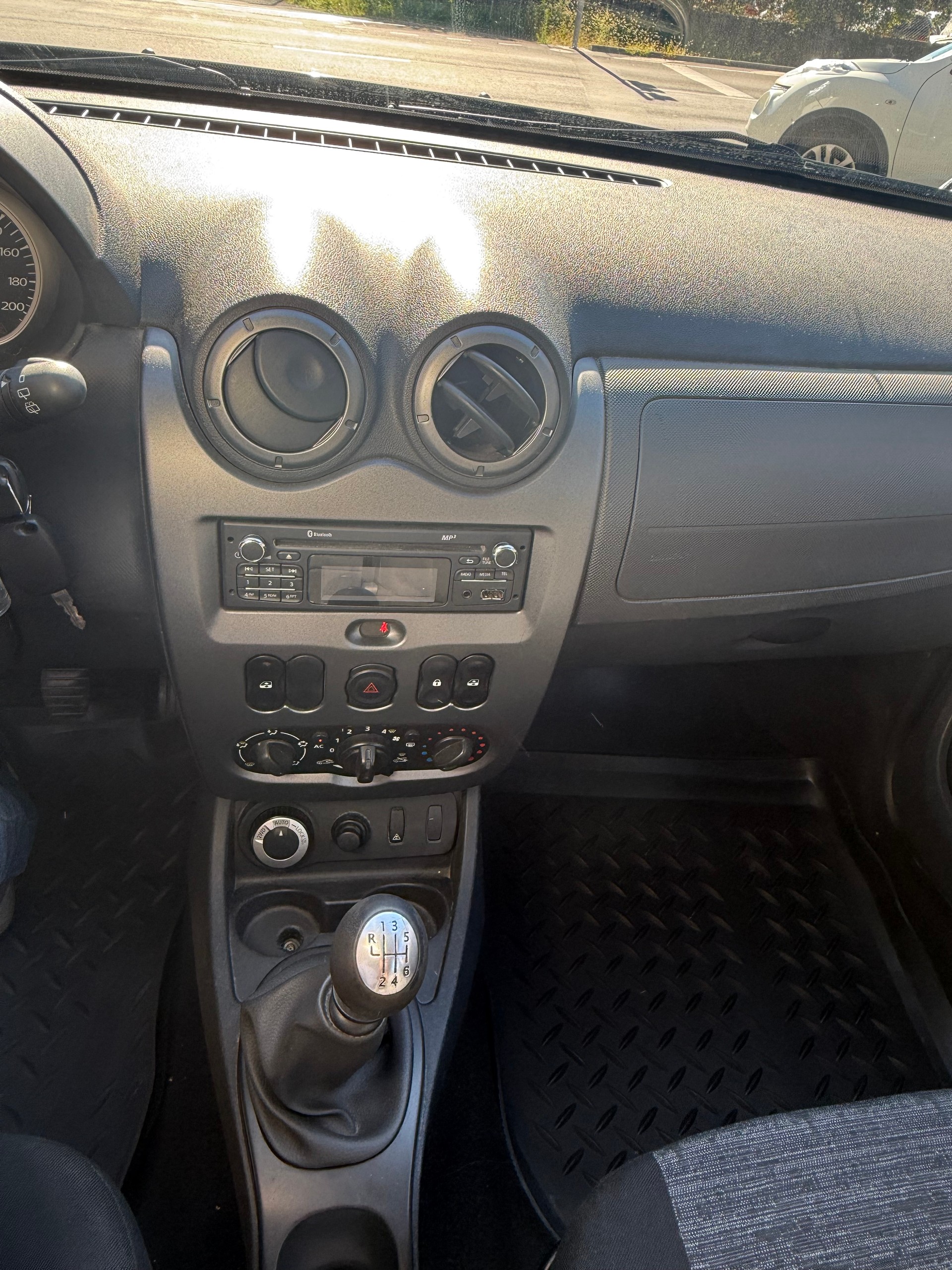 DACIA Duster 1.6 Lauréate 4x4-image-7