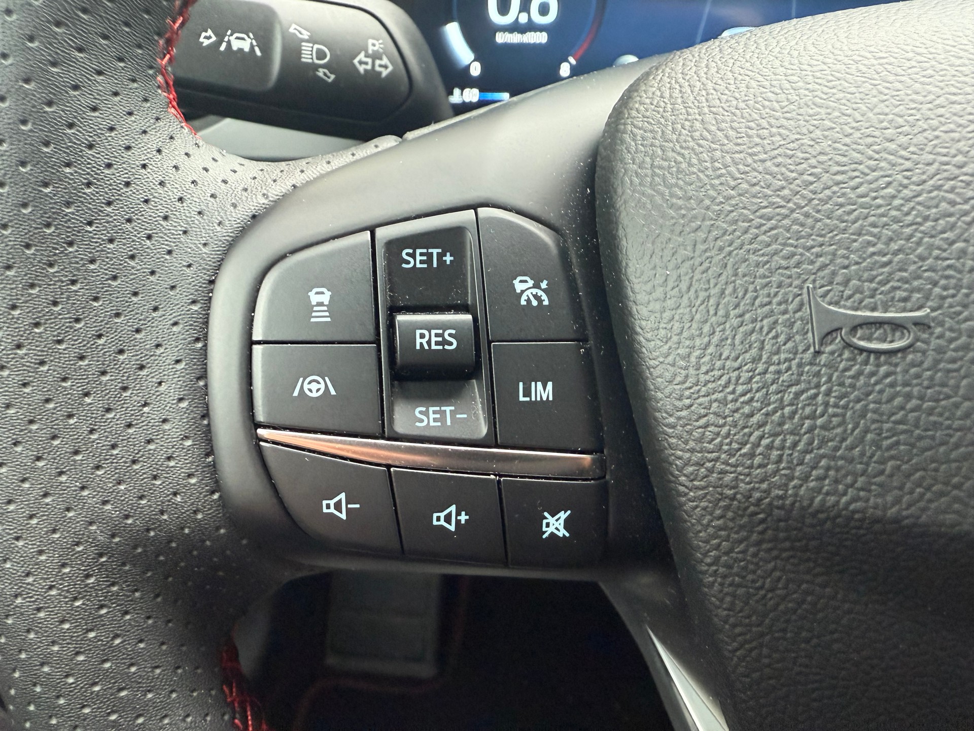 FORD Focus Station Wagon 1.0i EcoB Hybrid 155 ST-Line X-image-17