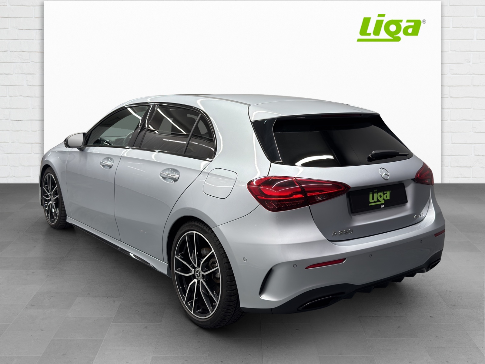 MERCEDES-BENZ A 250 AMG Line 4Matic-image-3