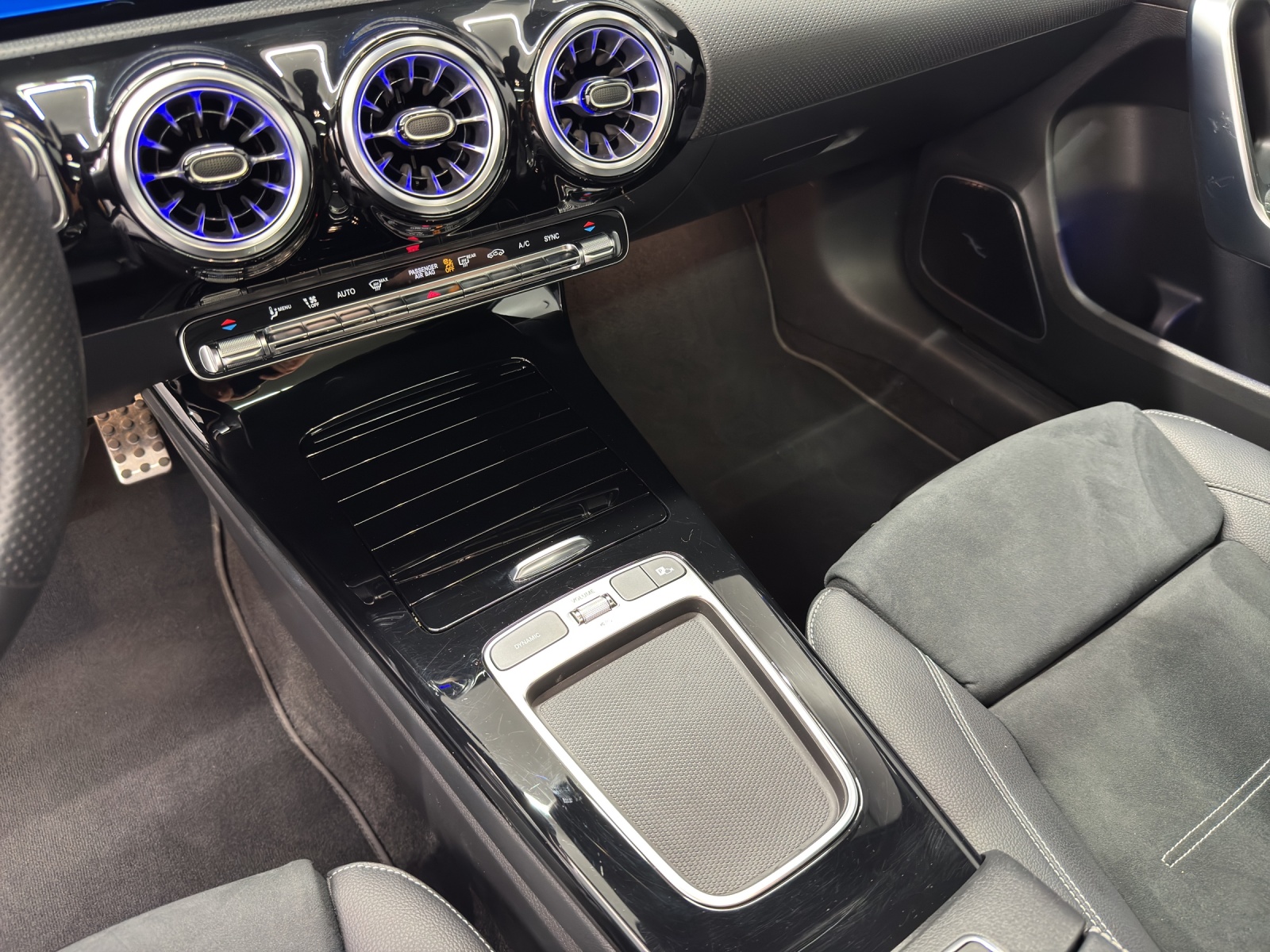 MERCEDES-BENZ A 250 AMG Line 4Matic-image-15