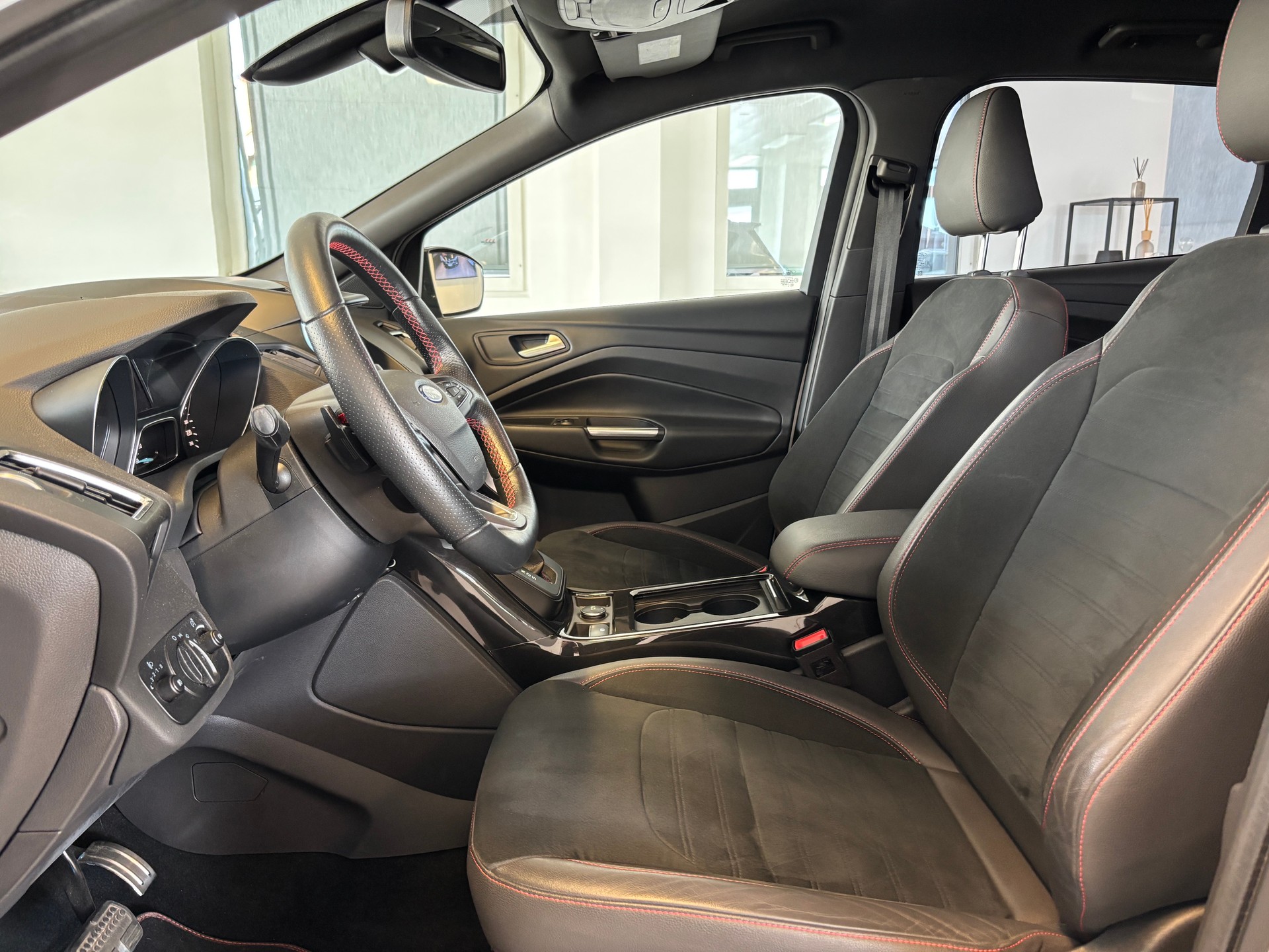 FORD Kuga 2.0 TDCi ST Line High 4WD PowerShift-image-6