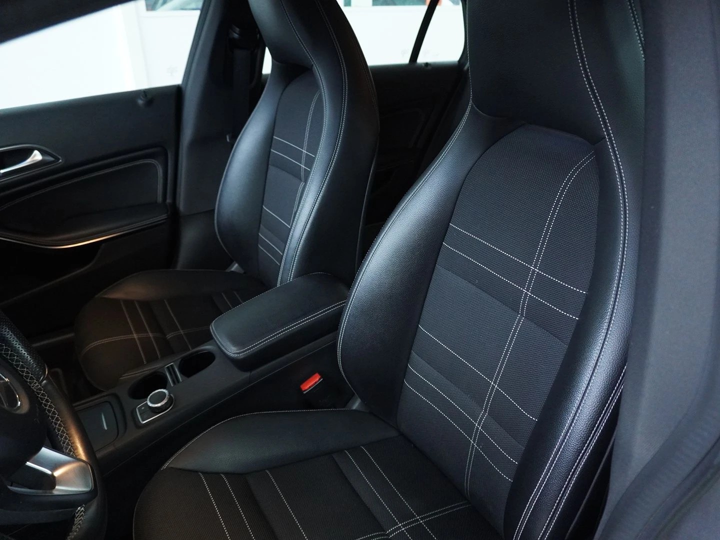 MERCEDES-BENZ CLA Shooting Brake 250 Urban 7G-DCT 4Matic-image-2