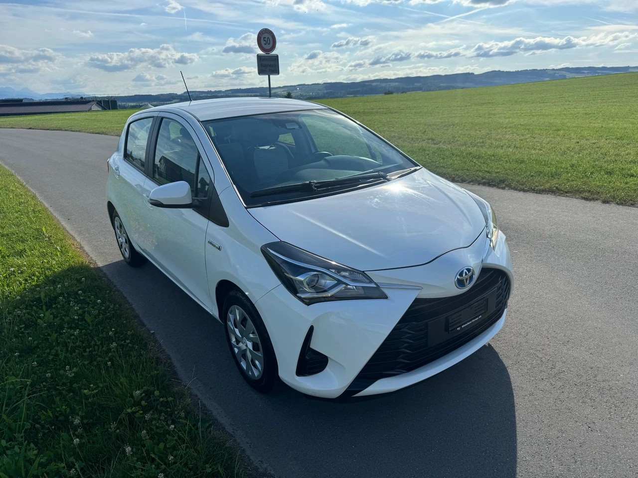TOYOTA Yaris 1.5 VVT-i Hybrid Comfort e-CVT-image-1