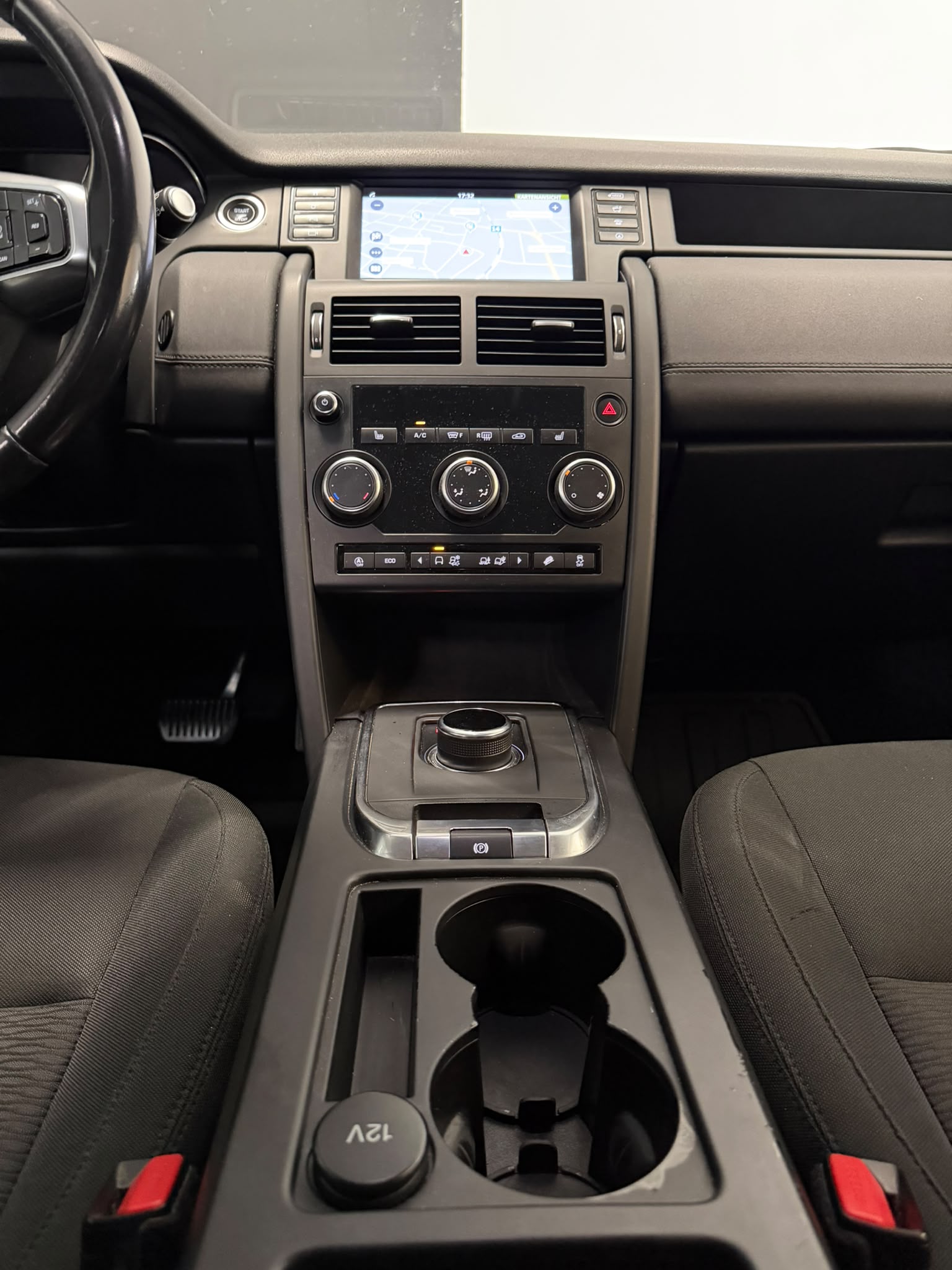 LAND ROVER Discovery Sport 2.0 TD4 HSE Luxury AT9-image-9