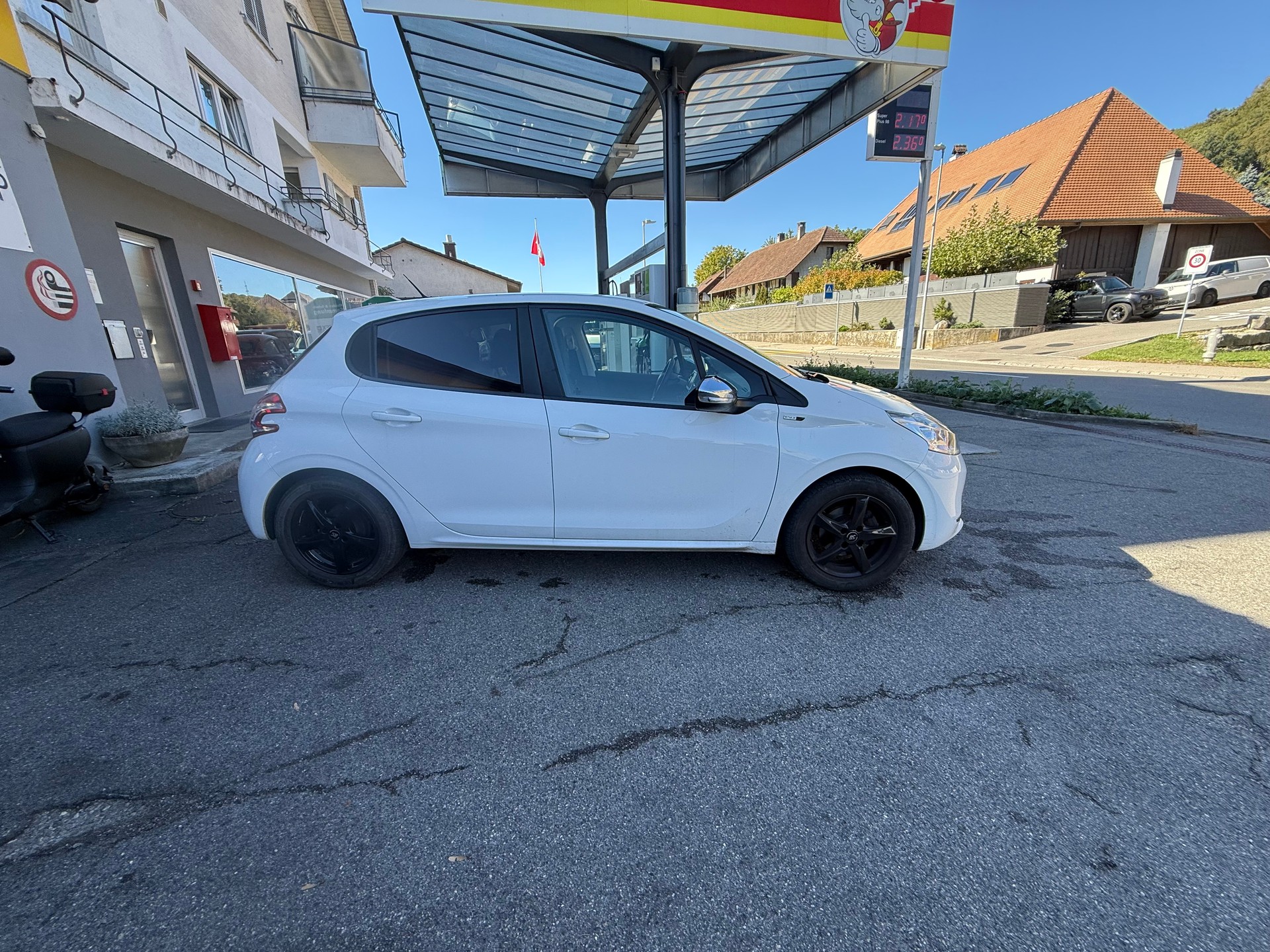 PEUGEOT 208 1.2 VTI Active-image-1