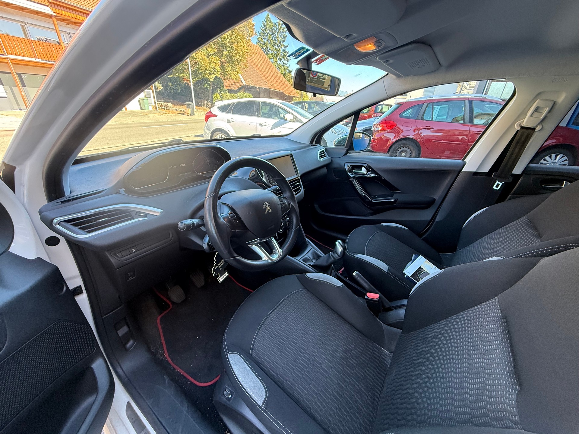 PEUGEOT 208 1.2 VTI Active-image-8