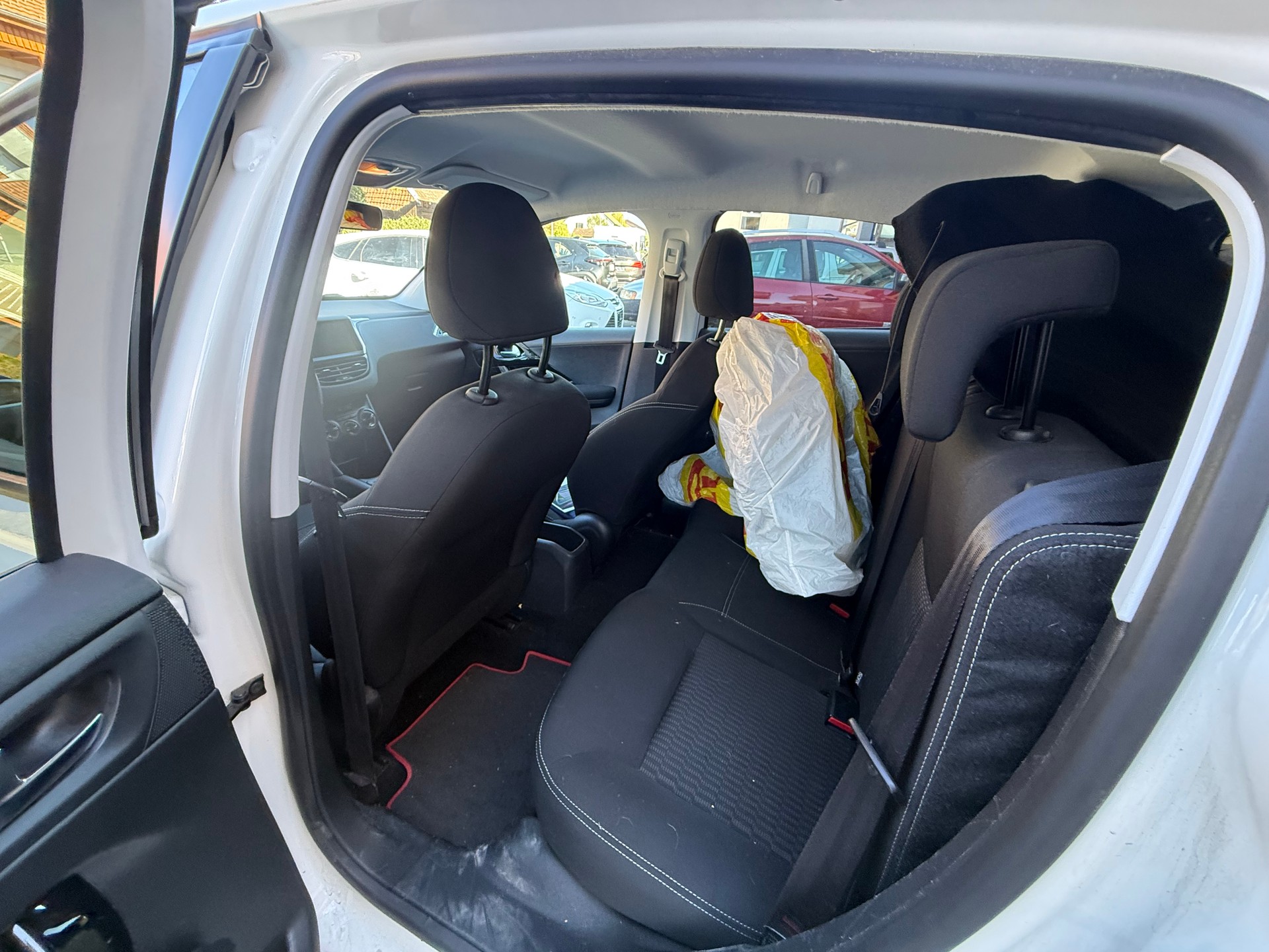 PEUGEOT 208 1.2 VTI Active-image-9