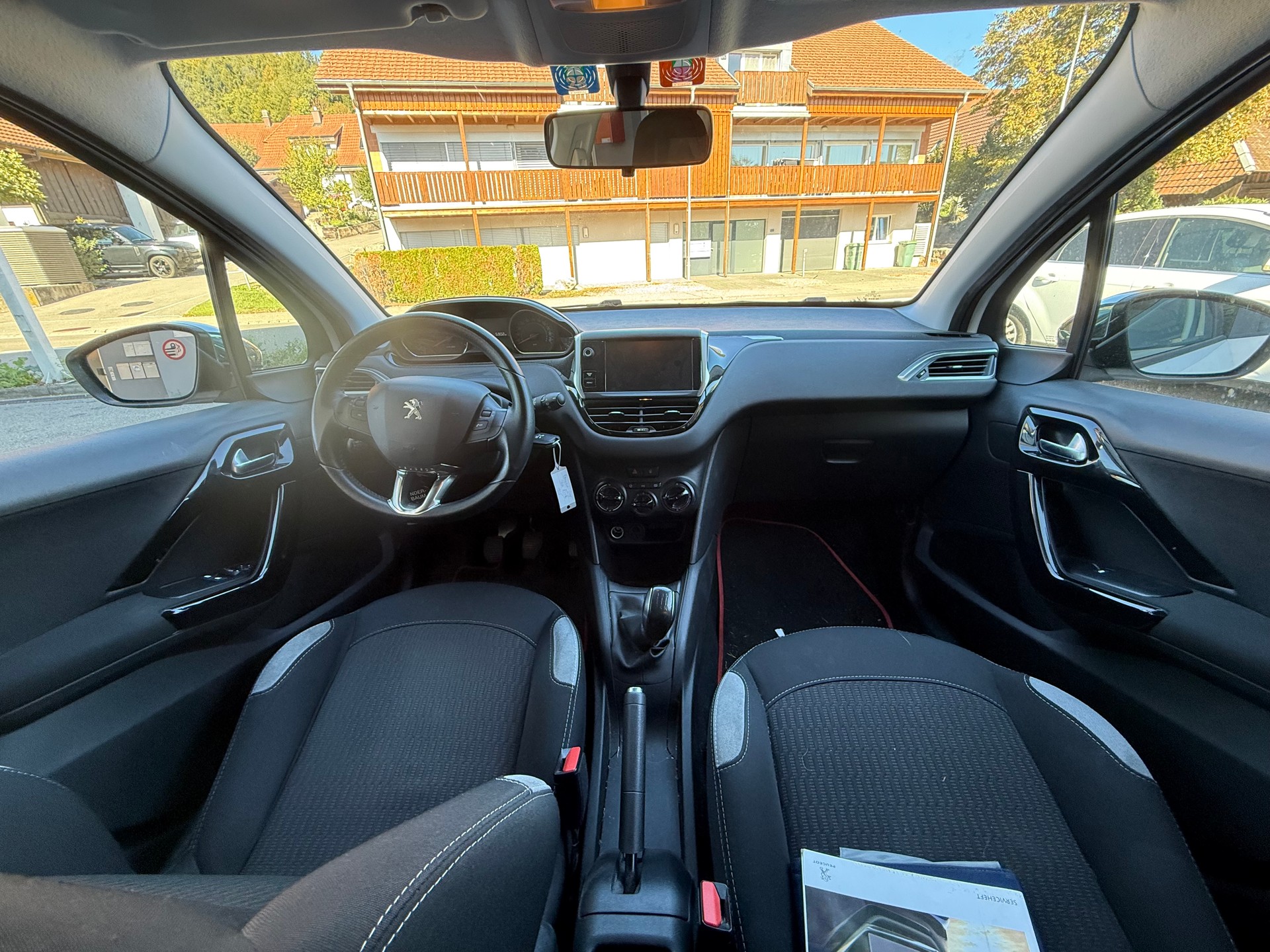 PEUGEOT 208 1.2 VTI Active-image-12