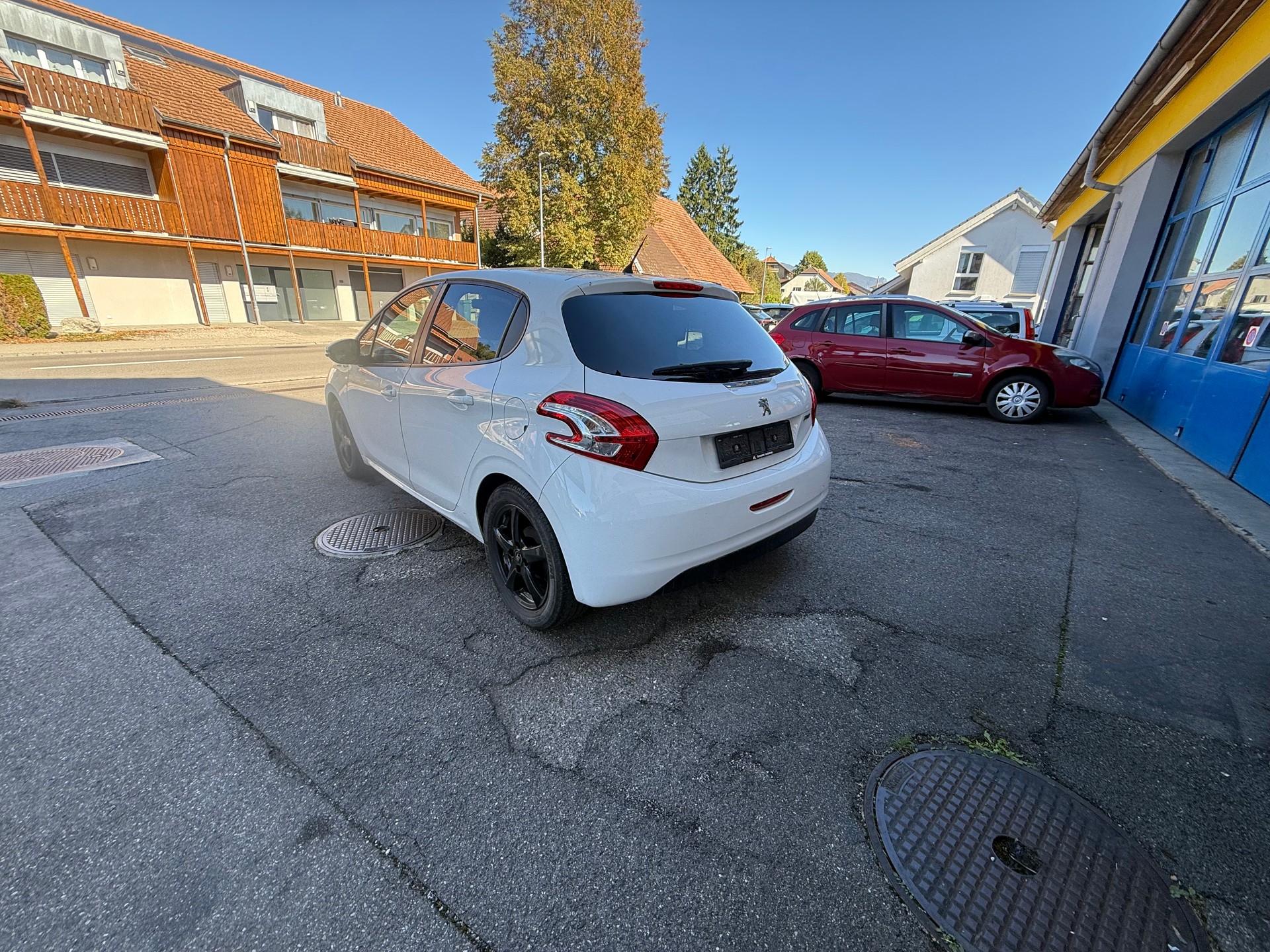 PEUGEOT 208 1.2 VTI Active-image-4