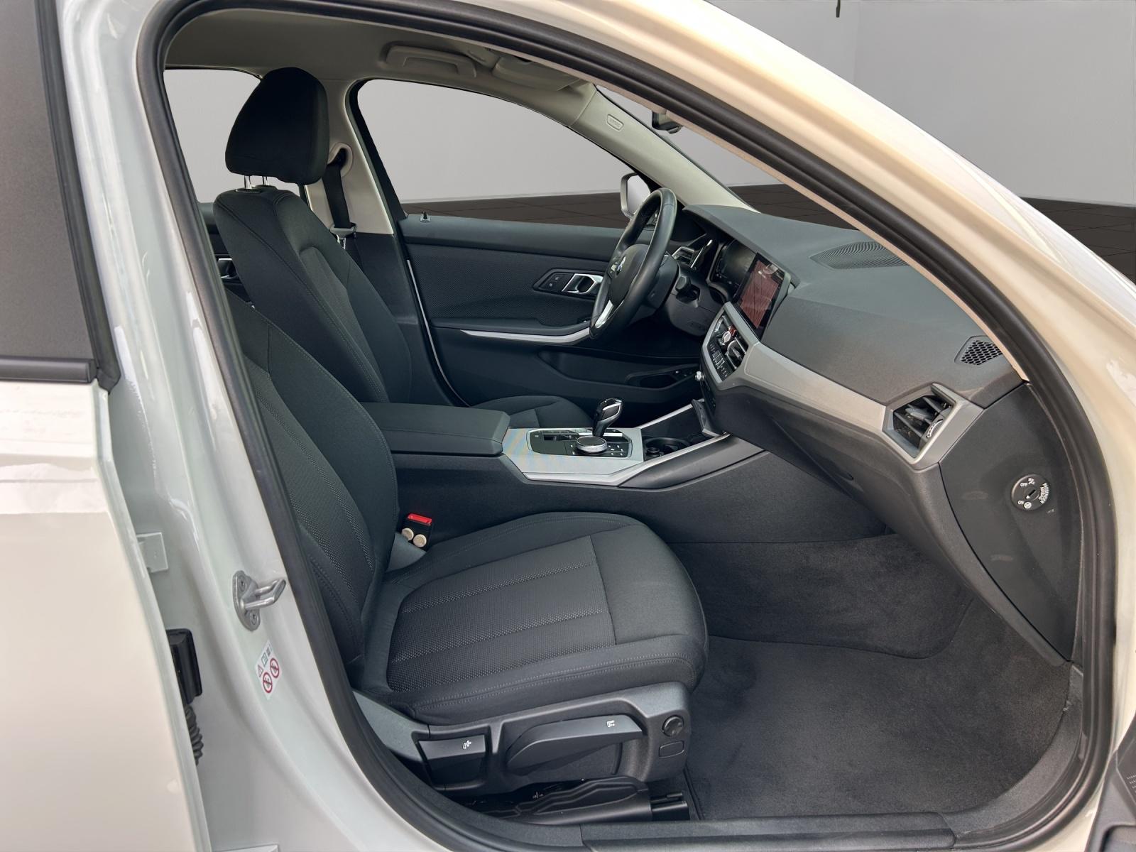 BMW 330e xDrive Touring-image-10