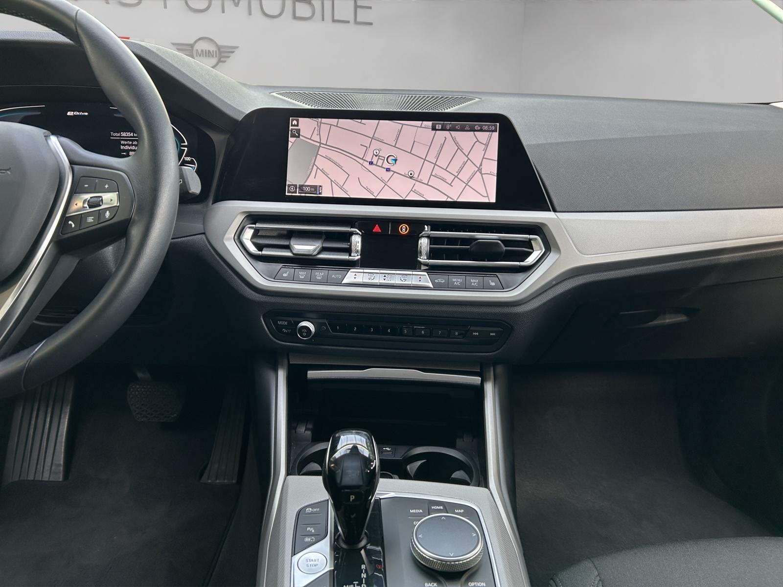 BMW 330e xDrive Touring-image-9
