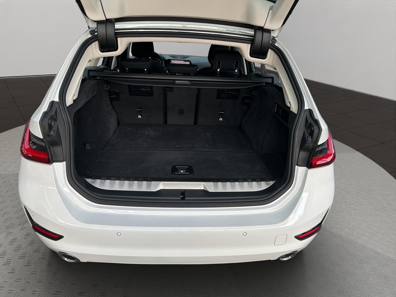 BMW 330e xDrive Touring-image-19