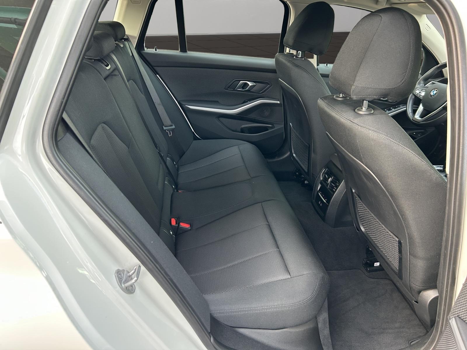 BMW 330e xDrive Touring-image-12