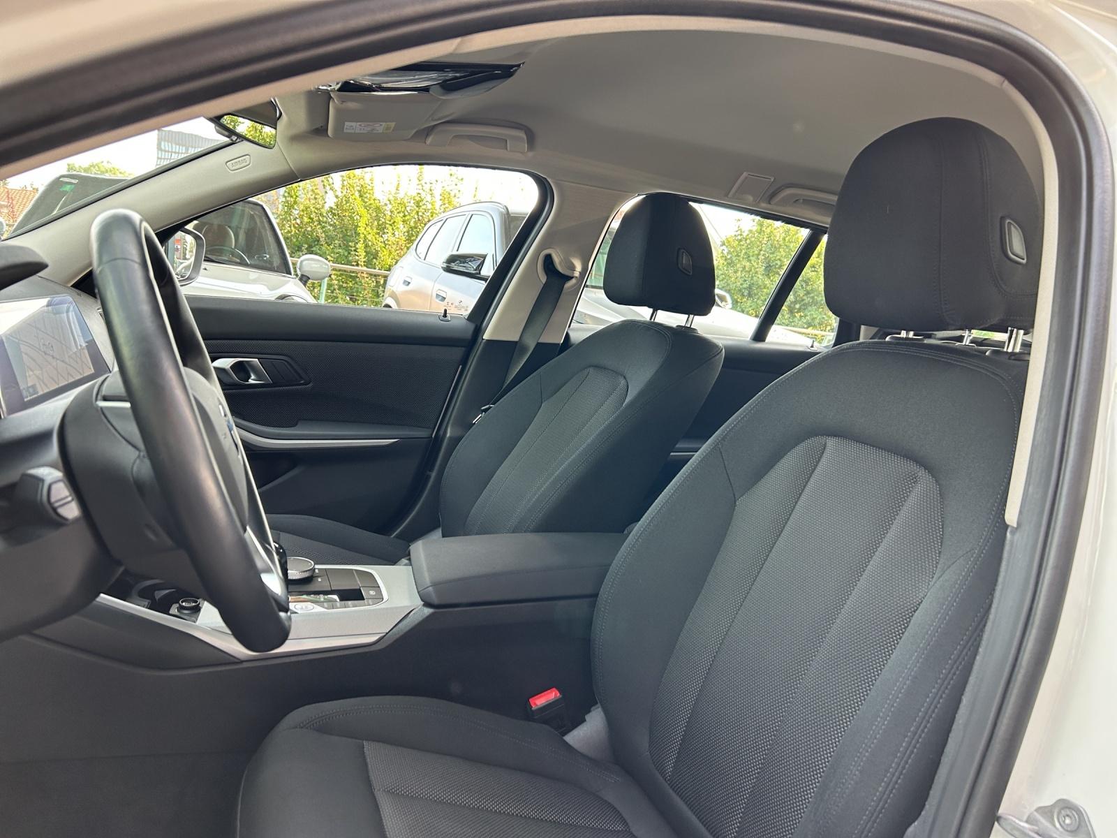 BMW 330e xDrive Touring-image-13