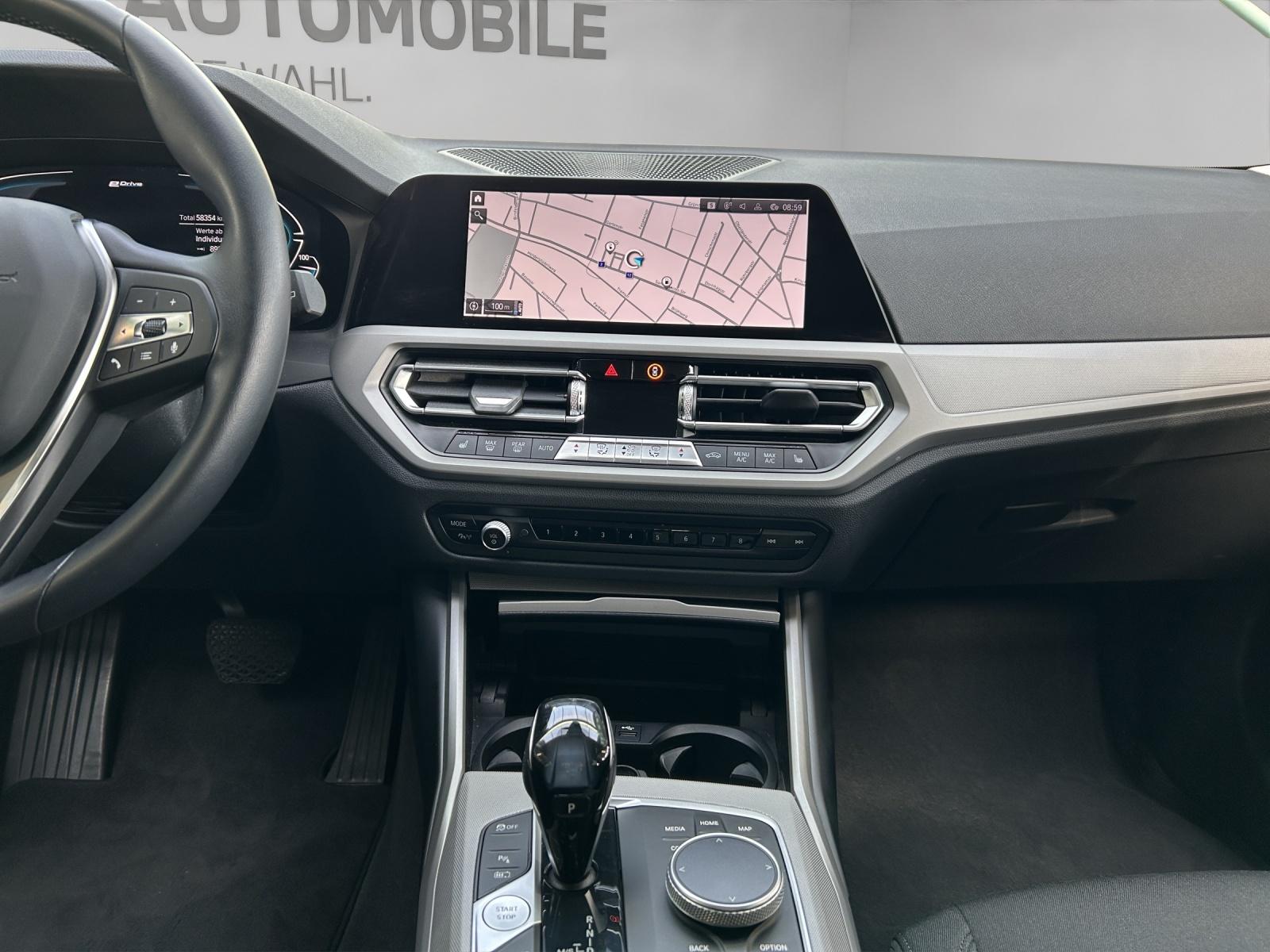 BMW 330e xDrive Touring-image-9