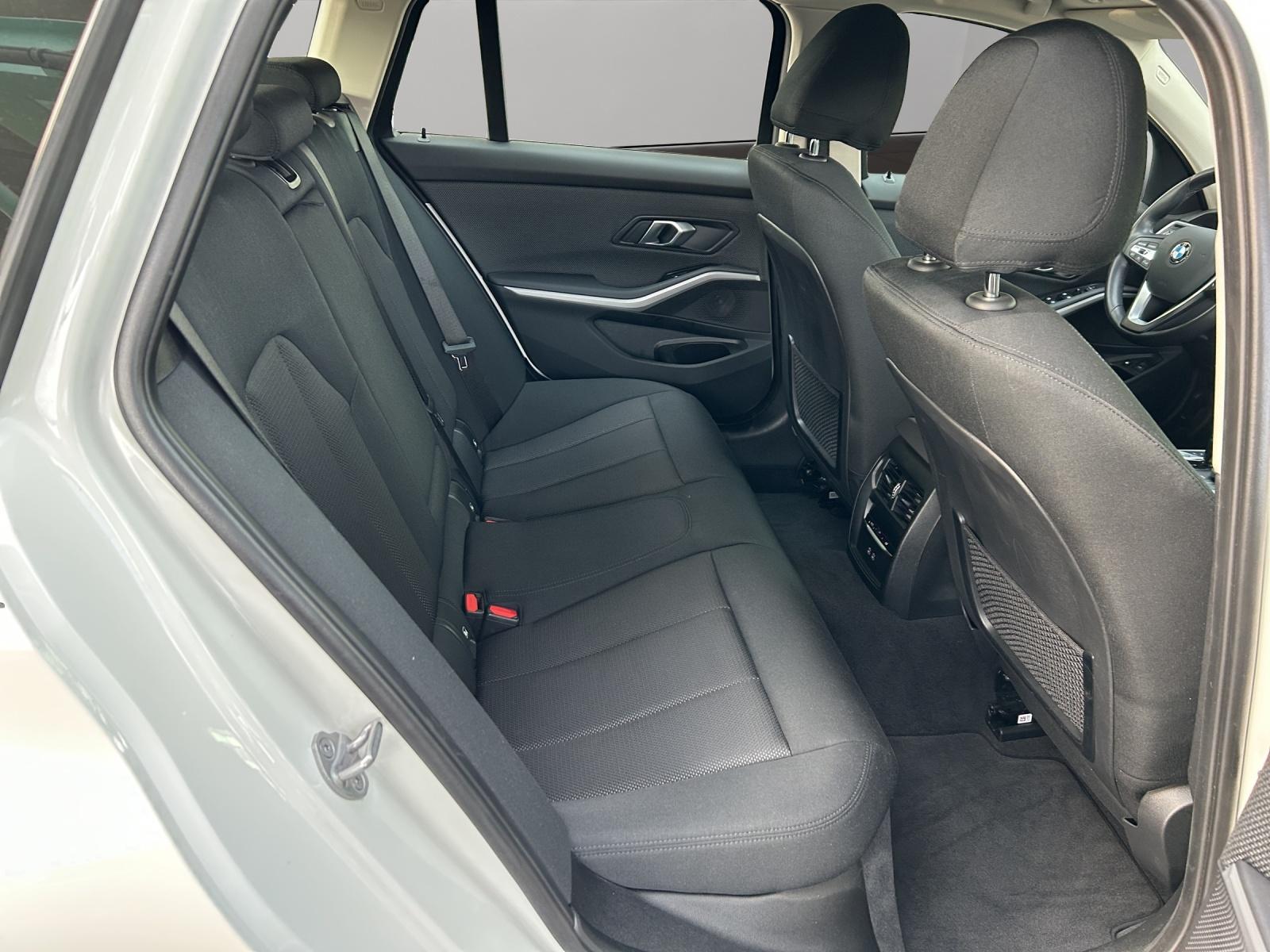 BMW 330e xDrive Touring-image-11