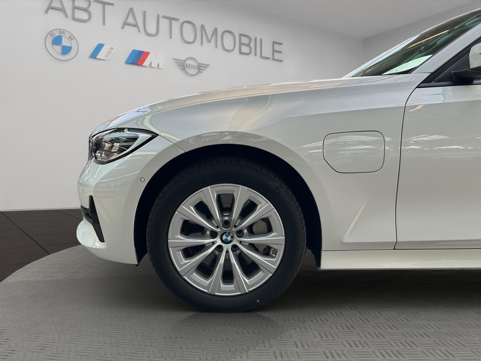 BMW 330e xDrive Touring-image-20