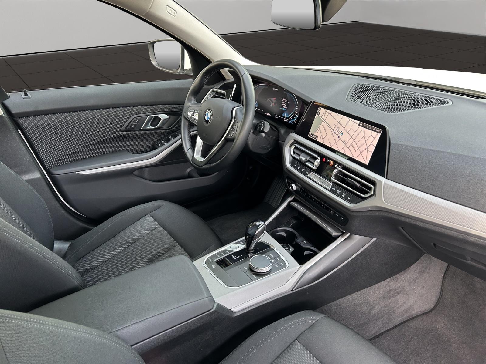 BMW 330e xDrive Touring-image-7