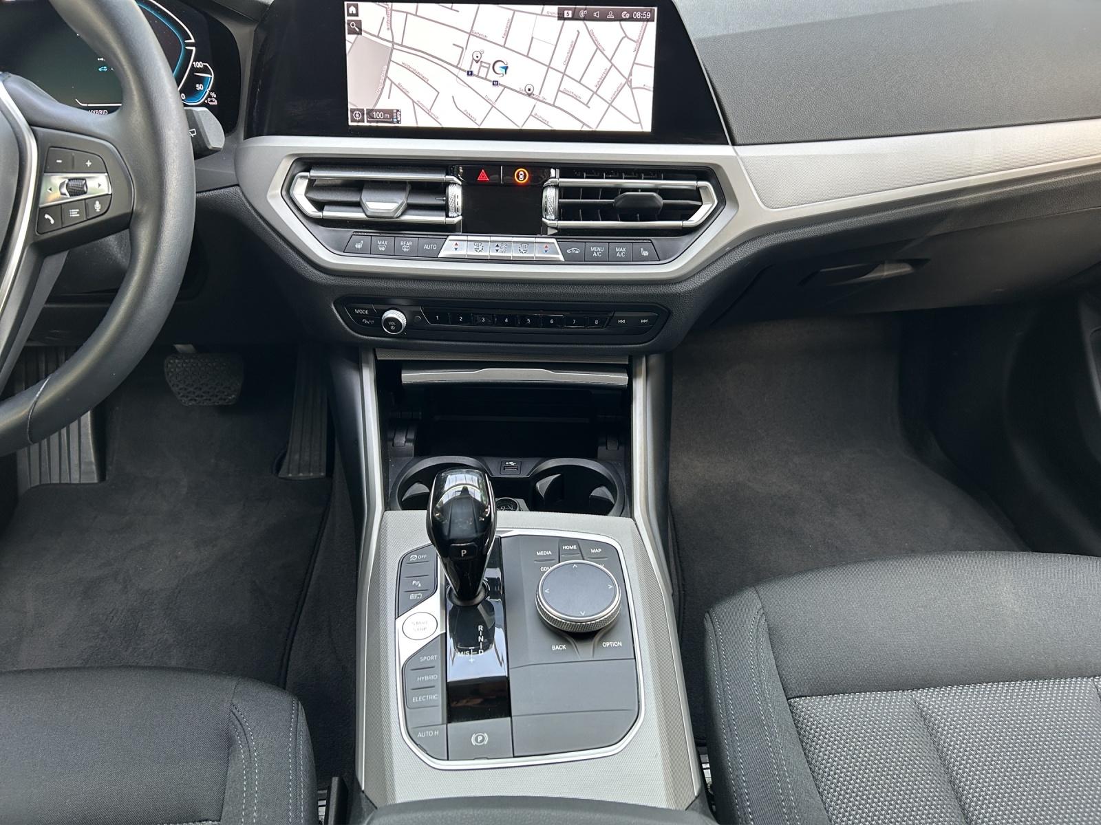 BMW 330e xDrive Touring-image-8