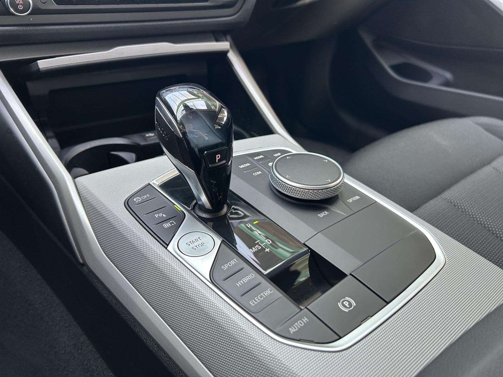 BMW 330e xDrive Touring-image-23