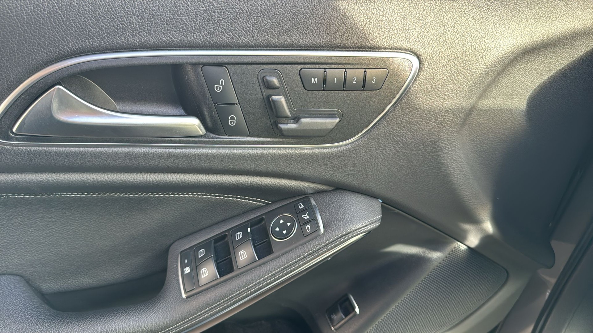 MERCEDES-BENZ GLA 250 AMG Line 4Matic 7G-DCT-image-15