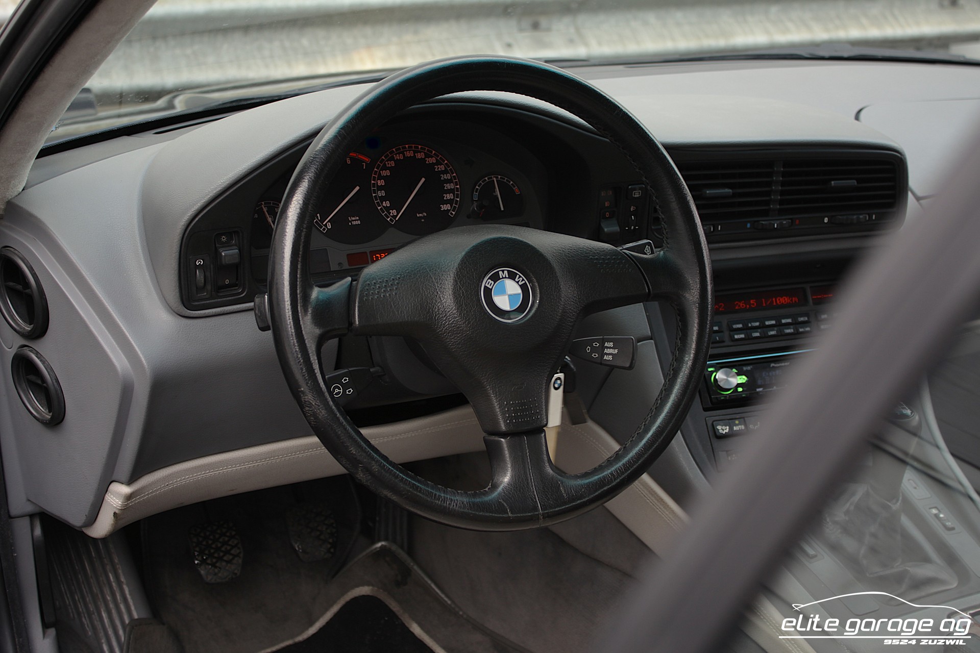BMW 850i-image-14