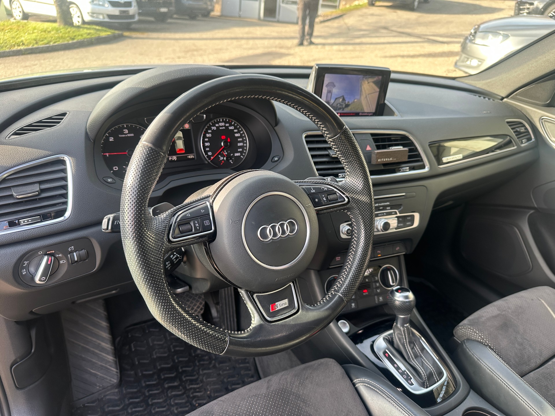 AUDI Q3 2.0 TDI quattro S-tronic-image-8