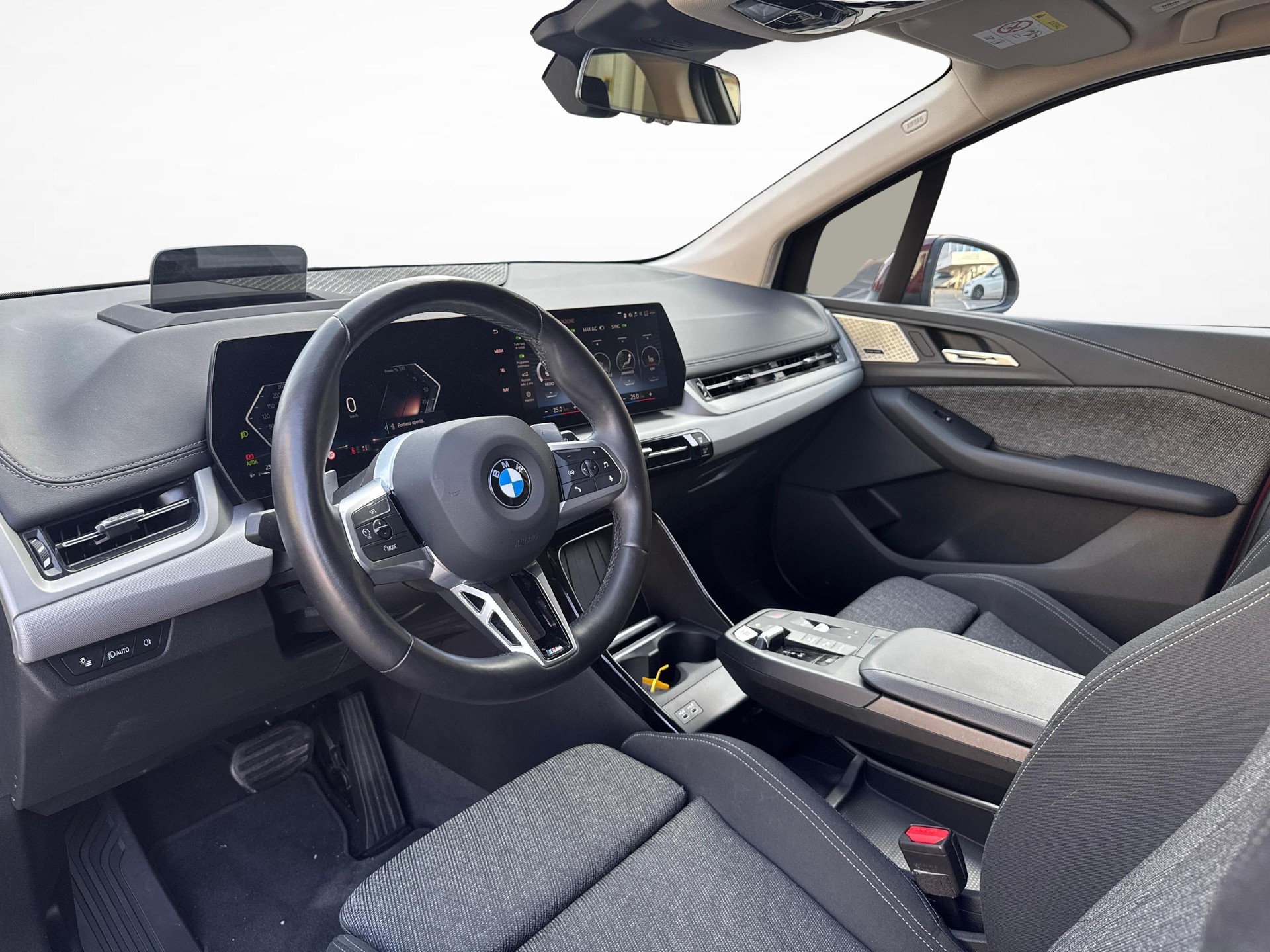 BMW 218i Active Tourer-image-12