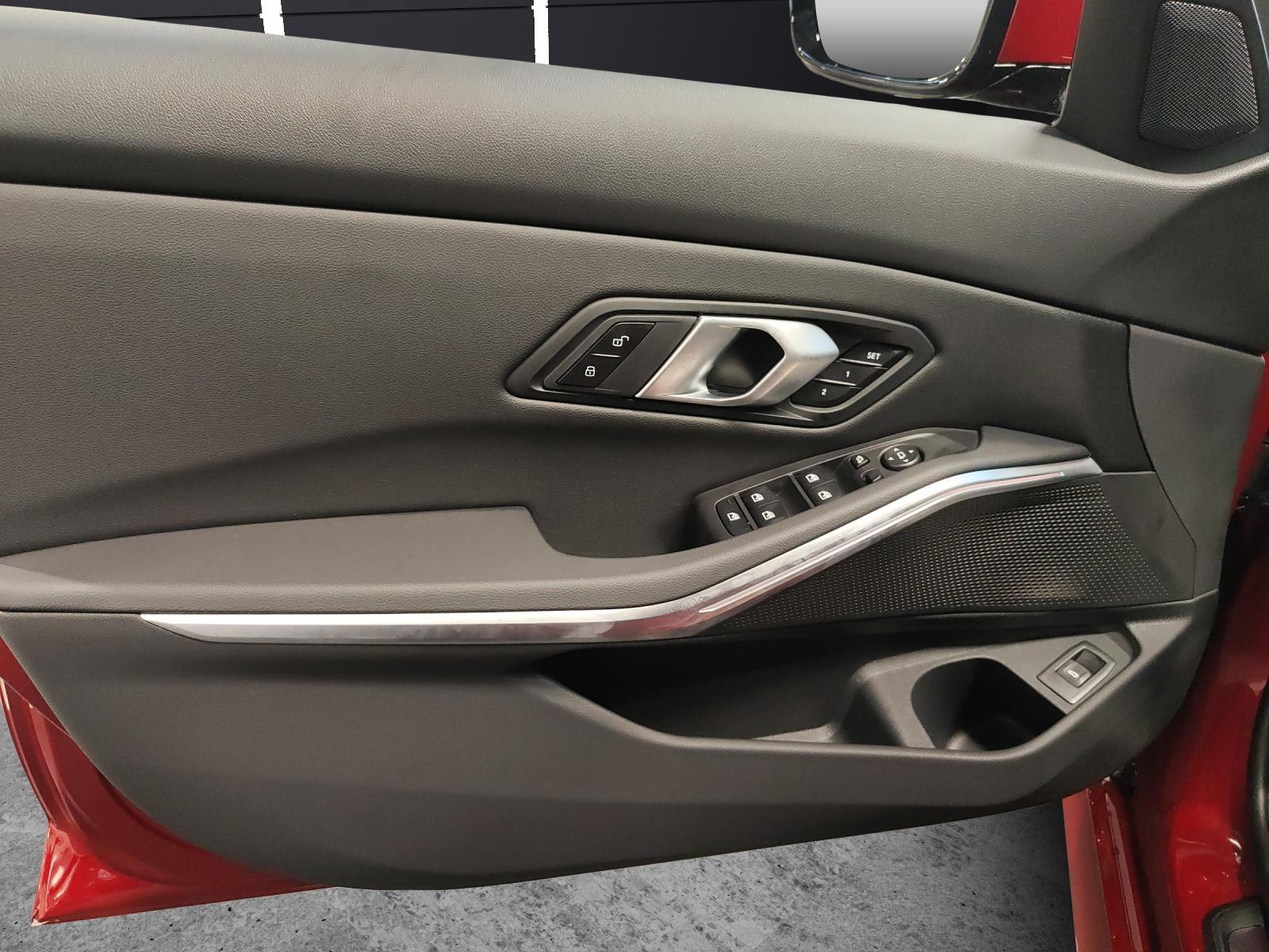 BMW 320d xDrive Touring-image-10