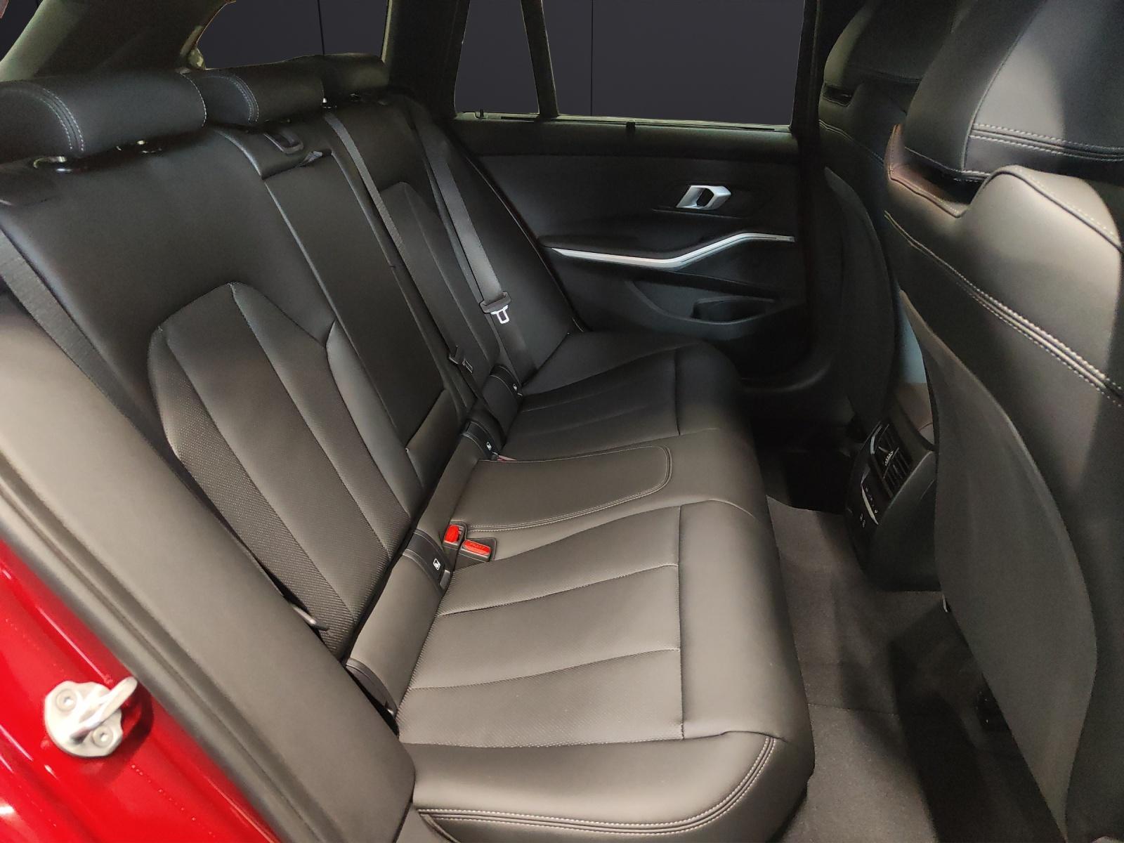 BMW 320d xDrive Touring-image-16