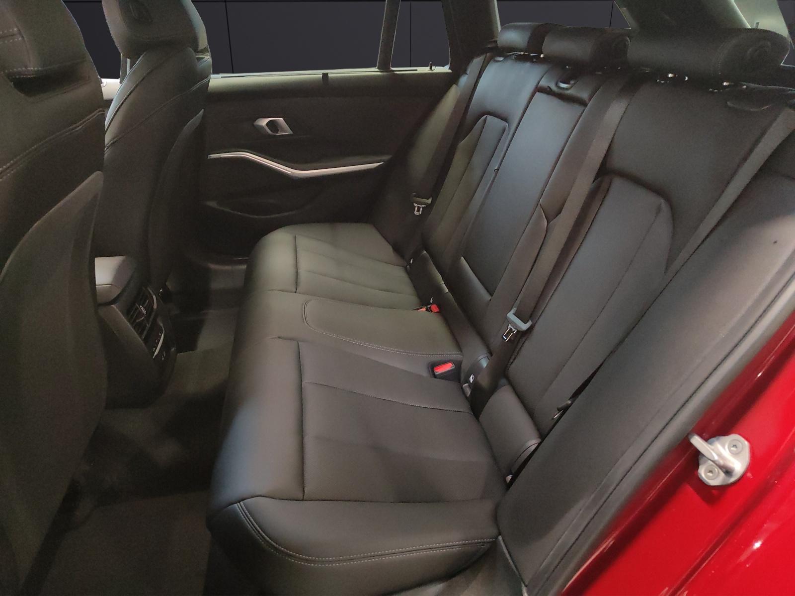 BMW 320d xDrive Touring-image-19