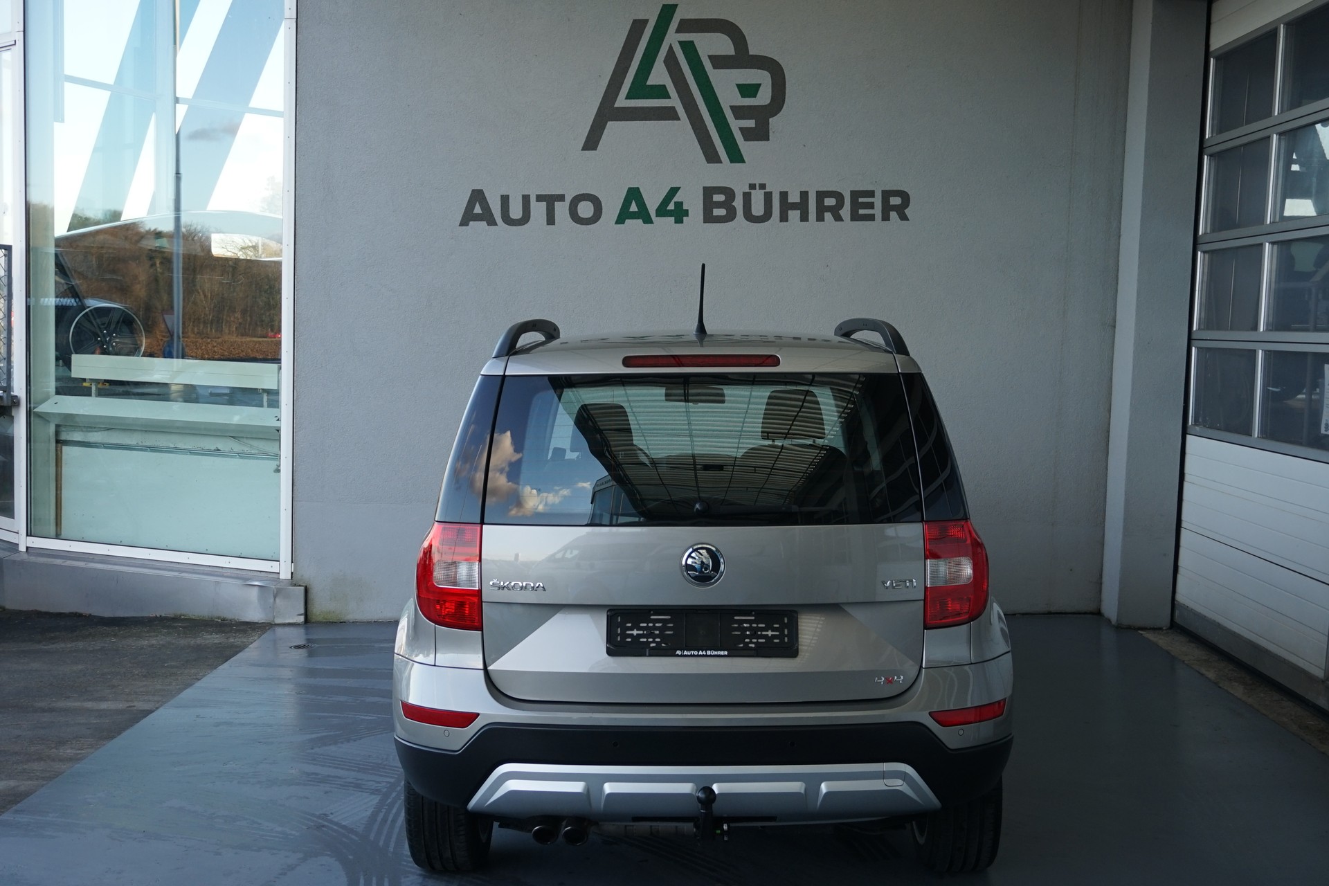 SKODA Yeti 1.8 TSI Ambiente Outdoor 4x4 DSG-Automat 152PS-image-10