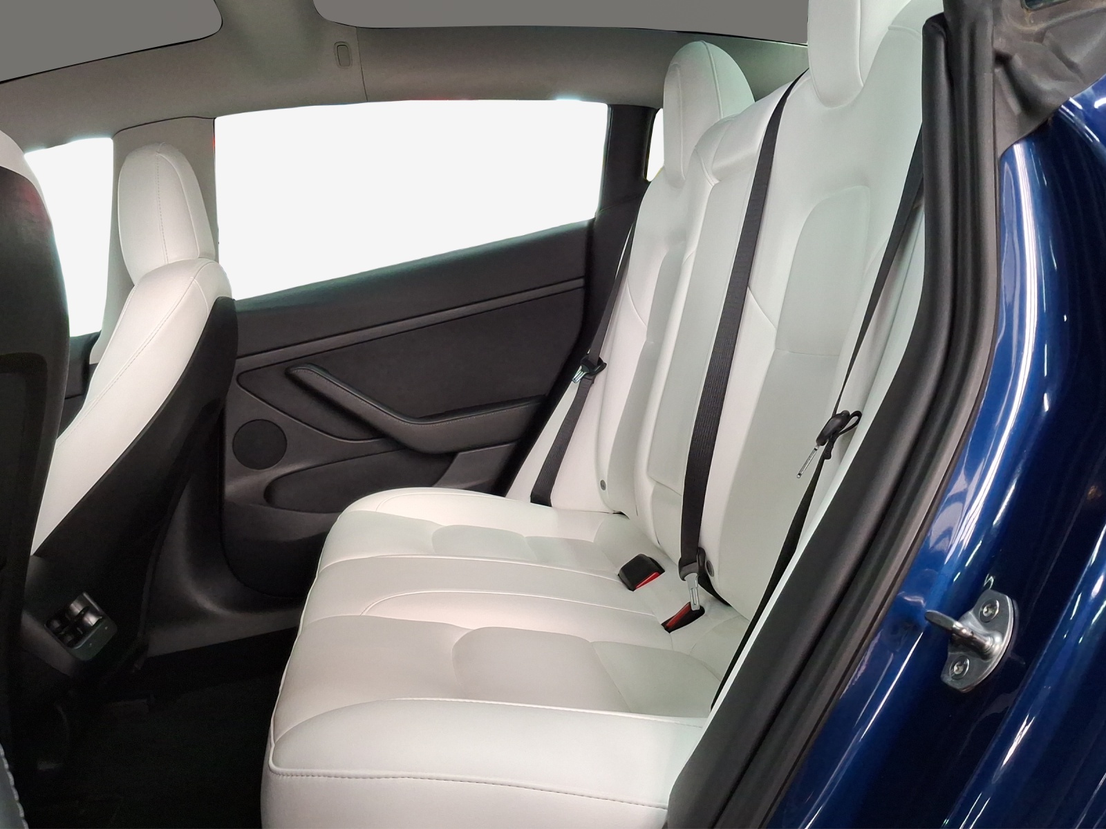 TESLA Model 3-image-12