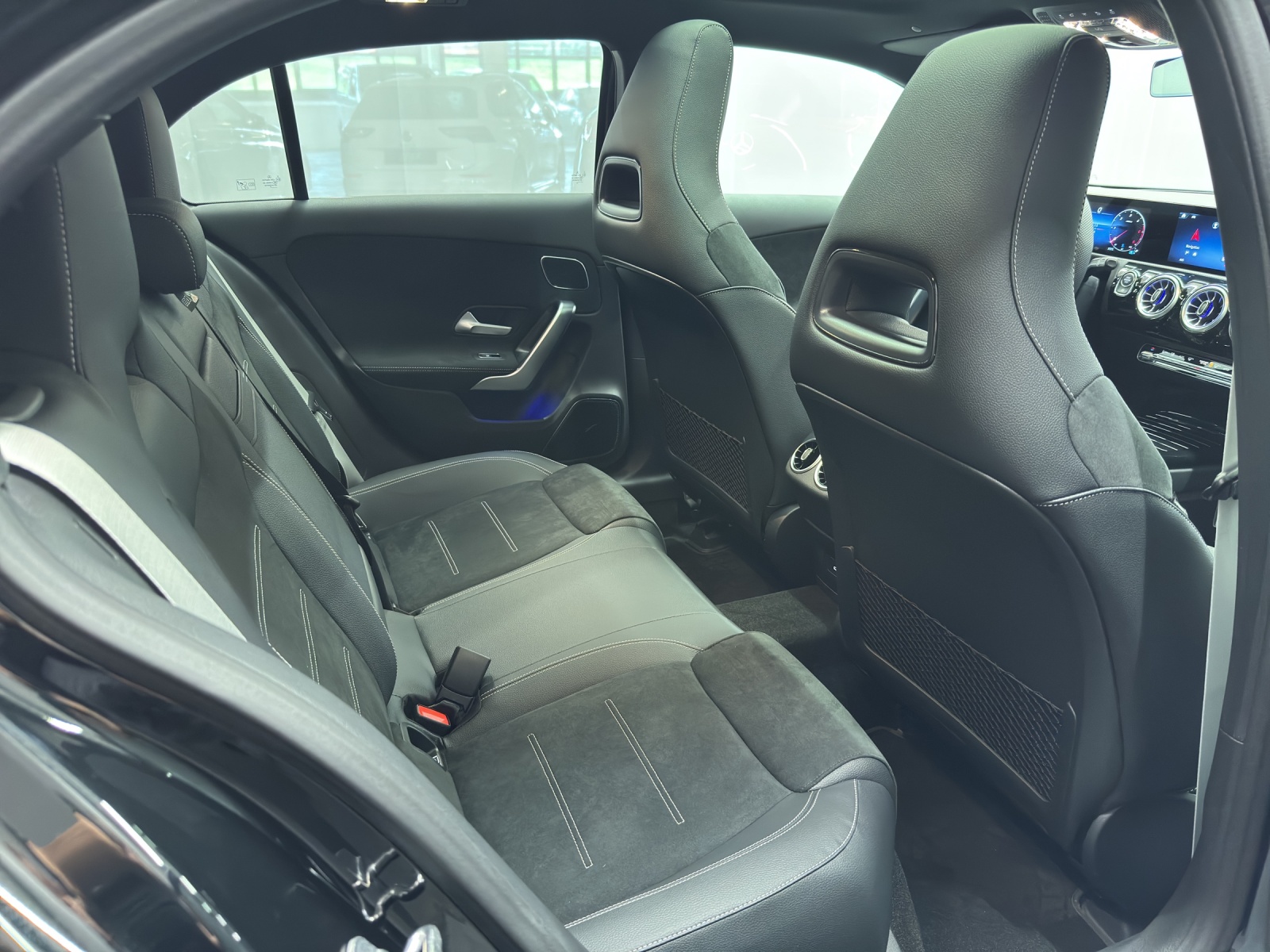 MERCEDES-BENZ A 220 d AMG Line-image-9