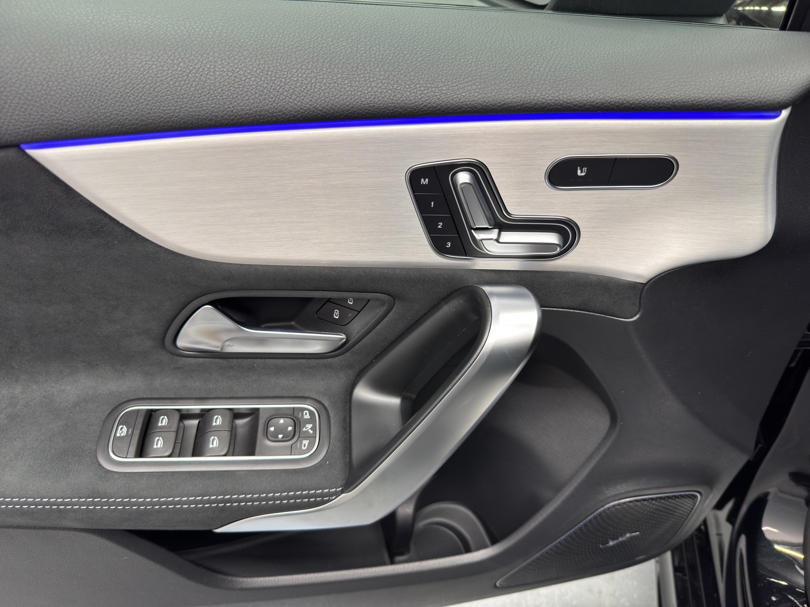 MERCEDES-BENZ A 220 d AMG Line-image-11