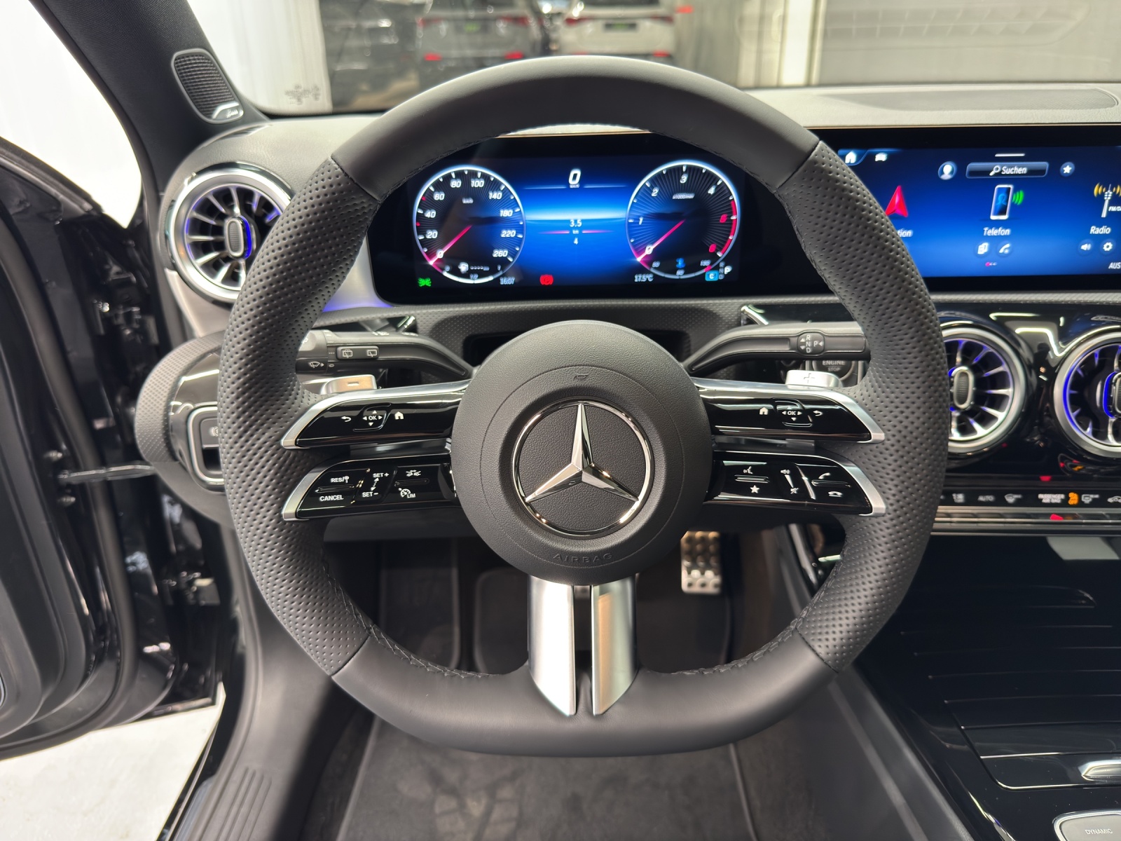 MERCEDES-BENZ A 220 d AMG Line-image-14
