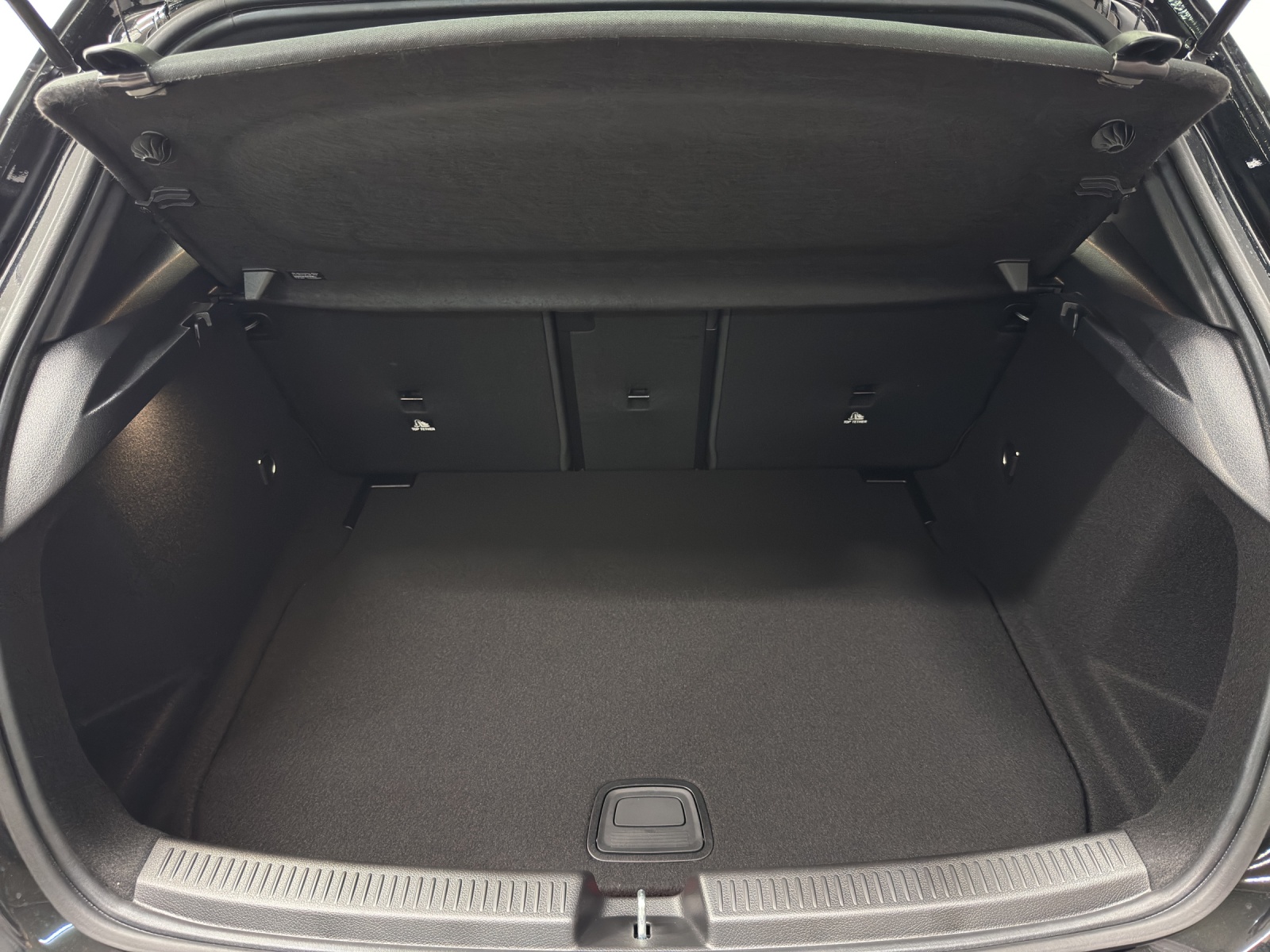 MERCEDES-BENZ A 220 d AMG Line-image-10