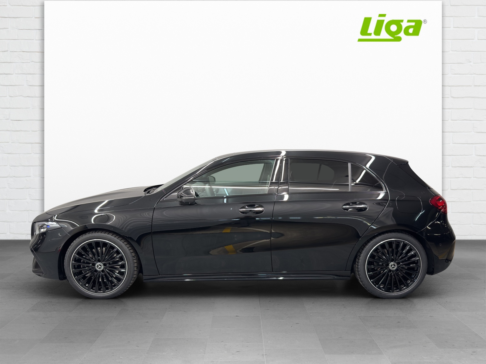 MERCEDES-BENZ A 220 d AMG Line-image-0