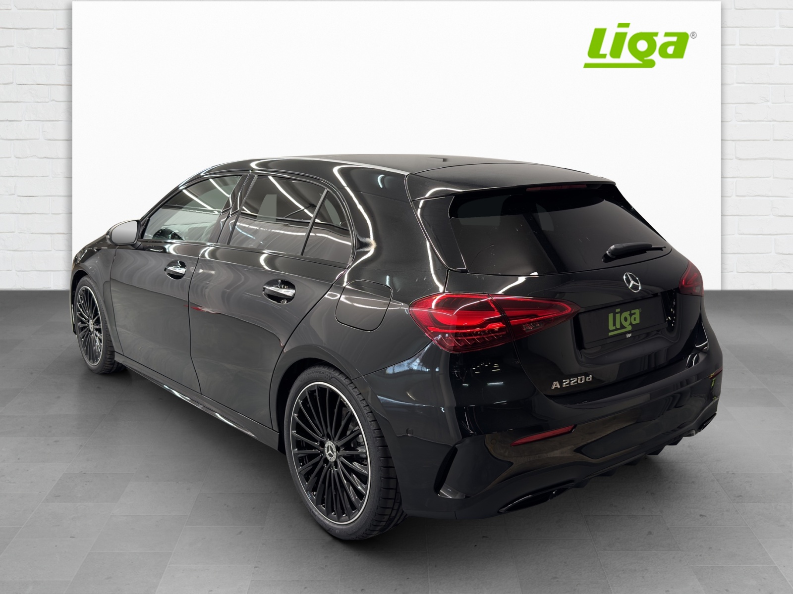 MERCEDES-BENZ A 220 d AMG Line-image-3