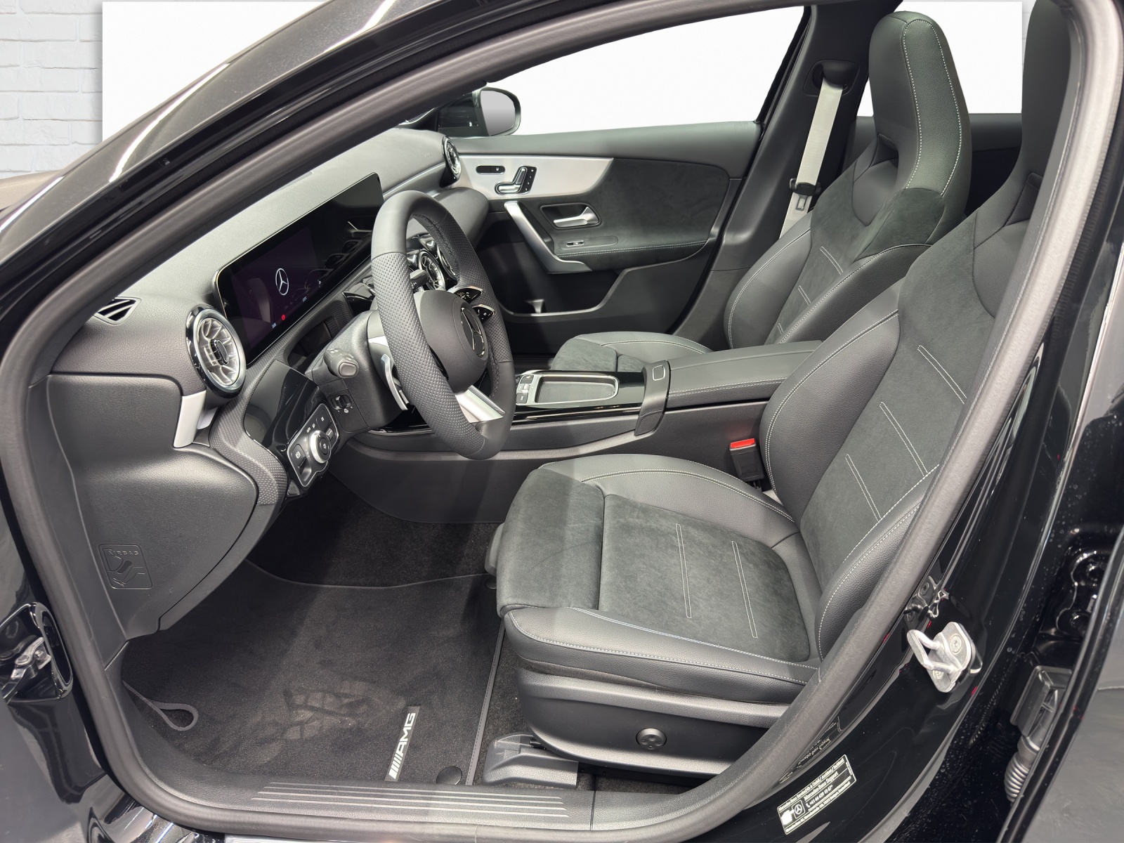 MERCEDES-BENZ A 220 d AMG Line-image-6