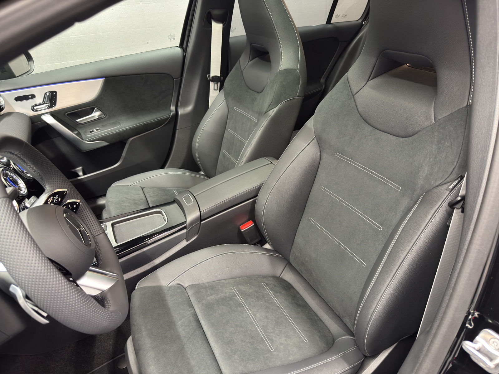 MERCEDES-BENZ A 220 d AMG Line-image-13