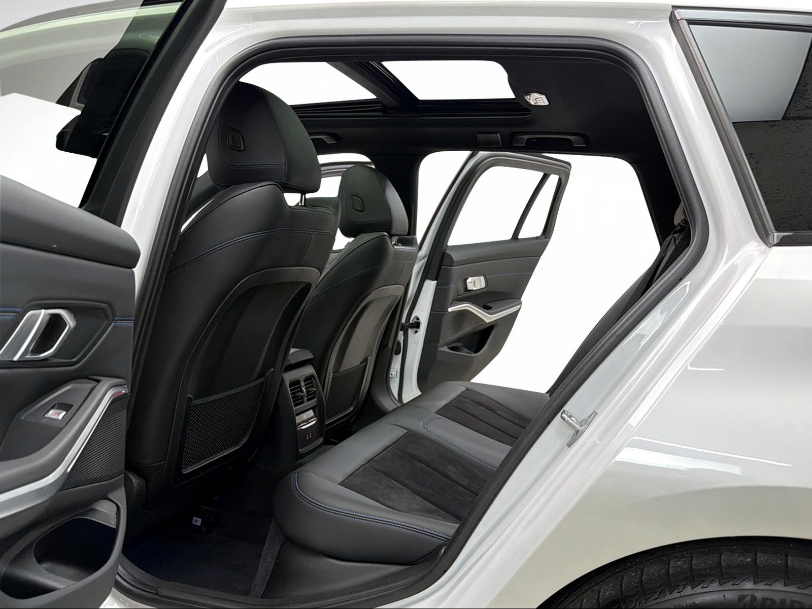 BMW 320d xDrive 48V Touring M Sport mineralwhite Steptronic / RF Kamera / Panoramadach / Live Cockpit / Driving Assistant /-image-8
