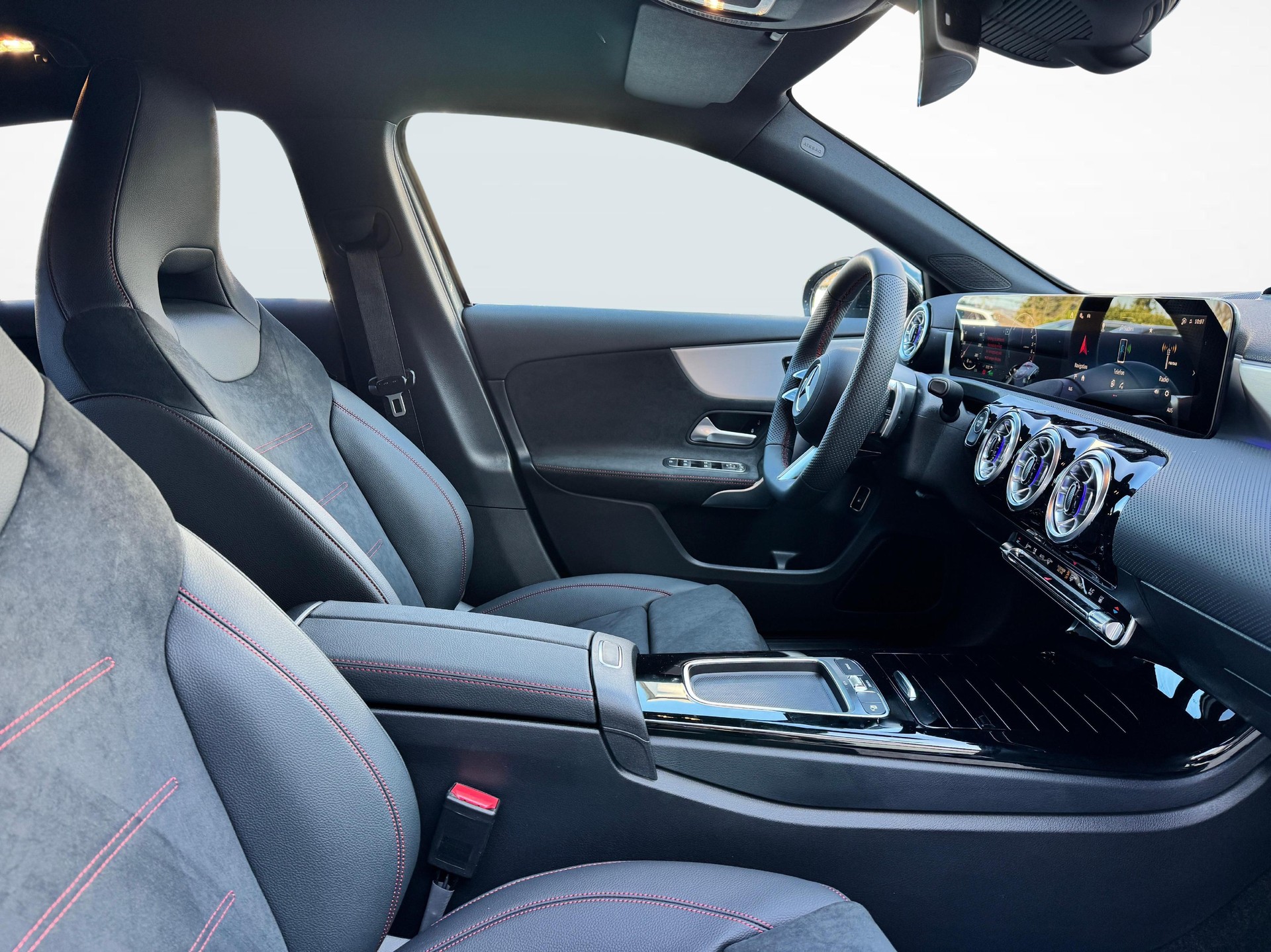 MERCEDES-BENZ A 250 e EQ Star AMG Line-image-9