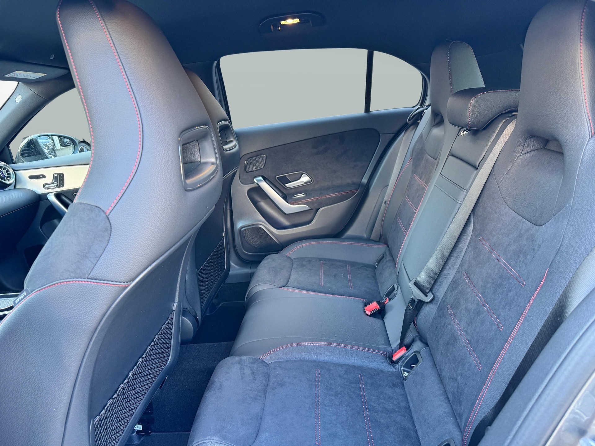 MERCEDES-BENZ A 250 e EQ Star AMG Line-image-10