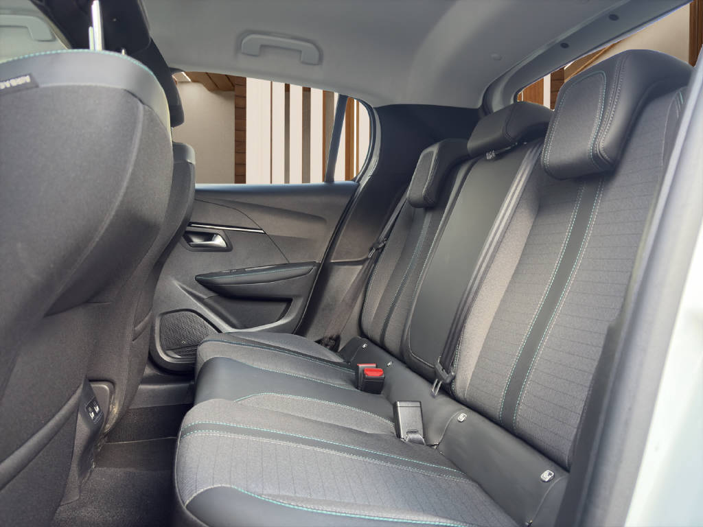 PEUGEOT 208 1.2 PureTech 100 Allure-image-12