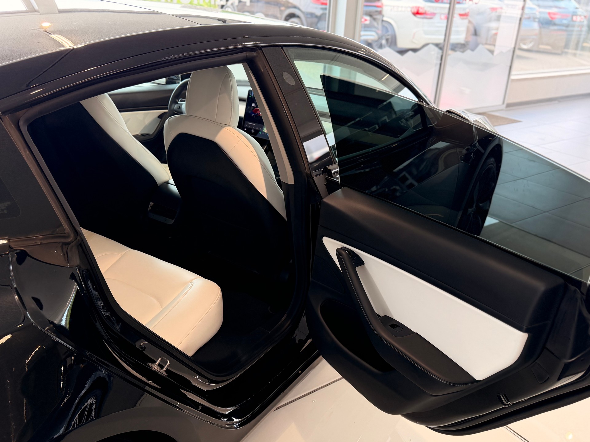 TESLA Model 3 Performance Dual Motor AWD-image-18