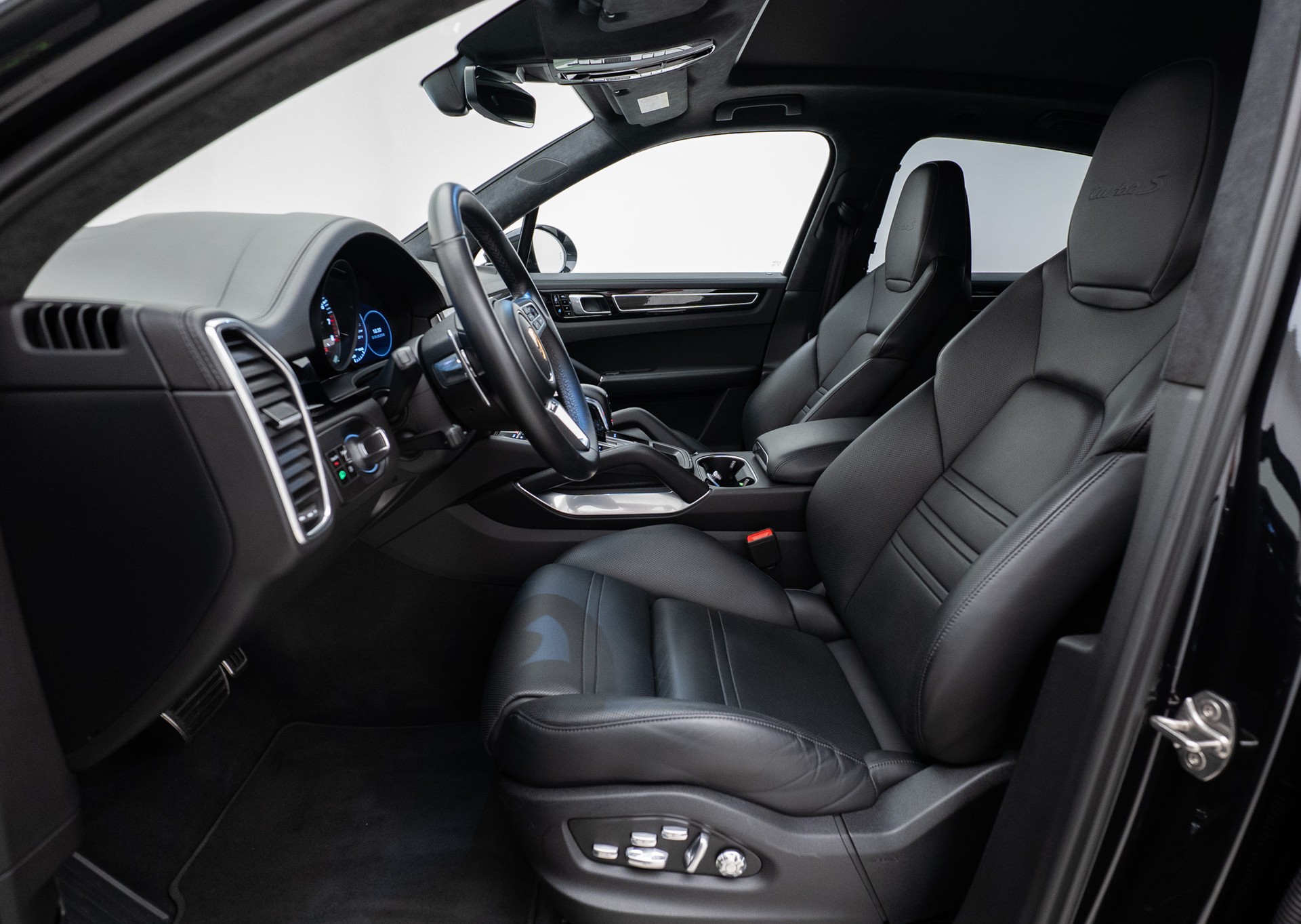 PORSCHE Cayenne Turbo S E-Hybrid-image-6