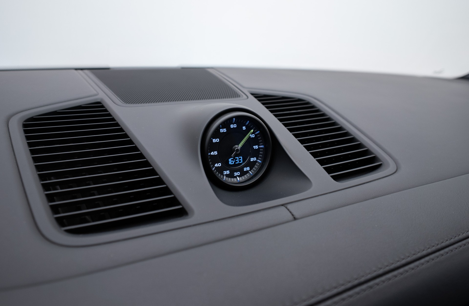 PORSCHE Cayenne Turbo S E-Hybrid-image-12