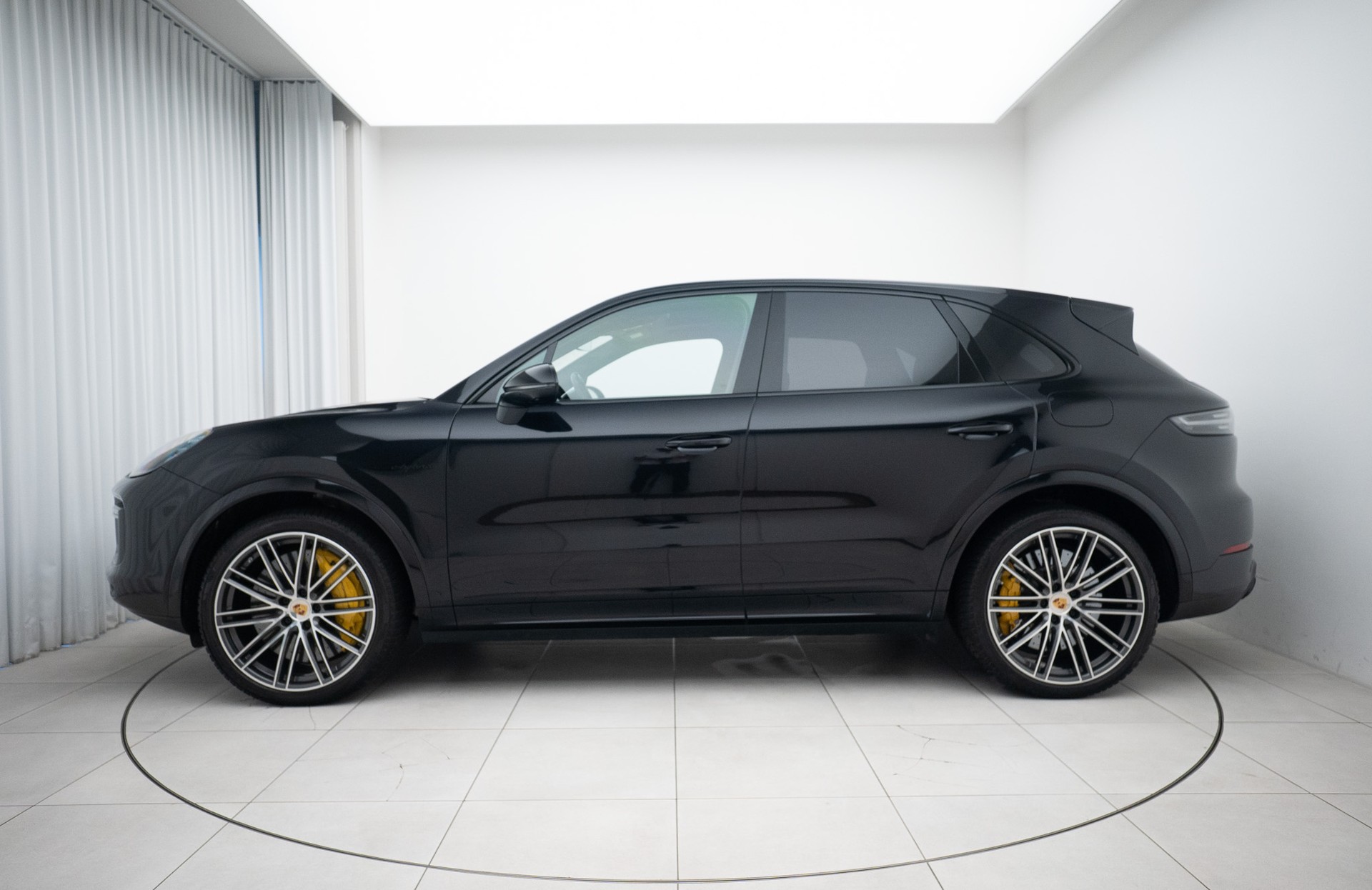 PORSCHE Cayenne Turbo S E-Hybrid-image-1